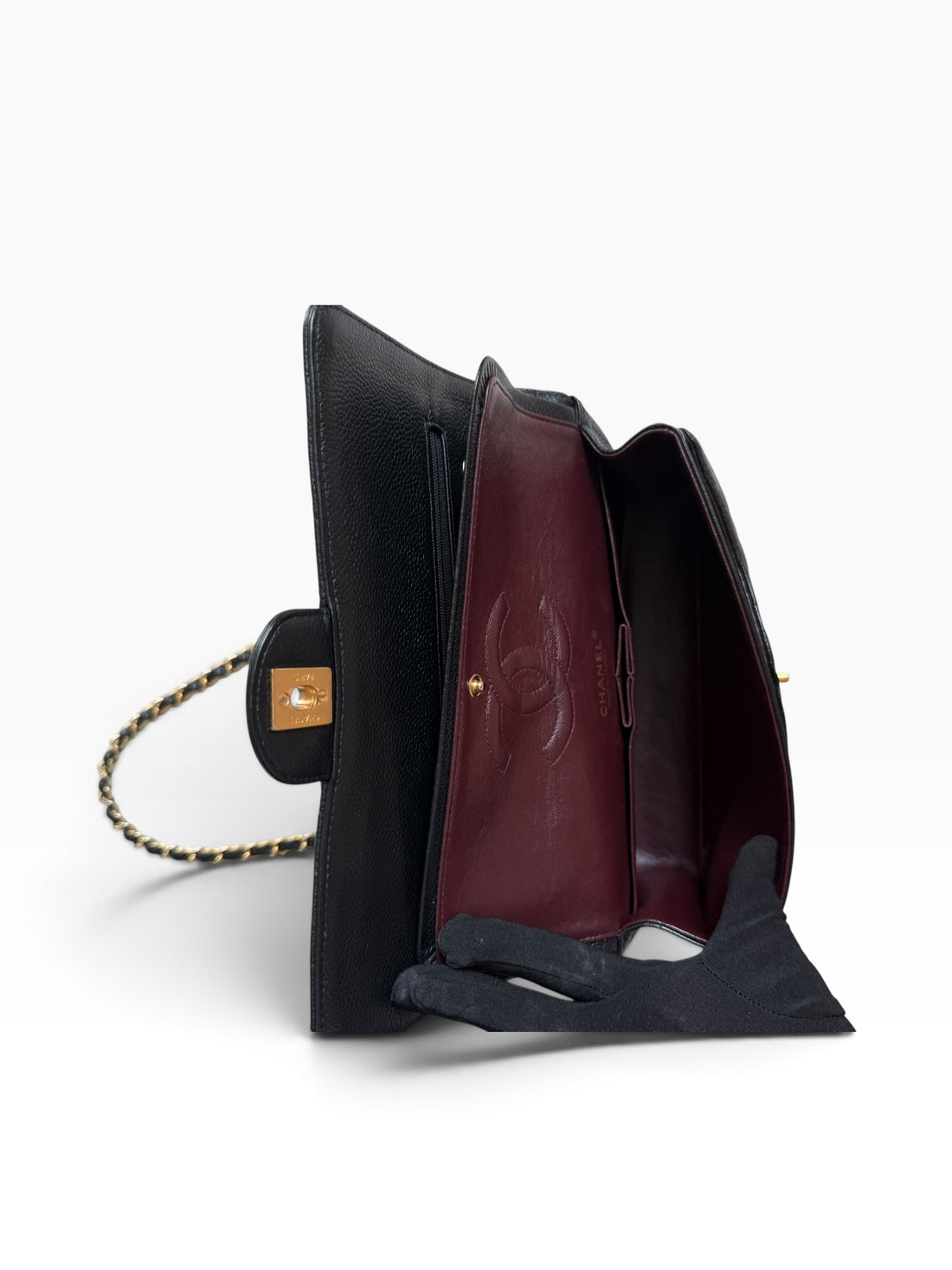 Sac Classic Double Flap moyen CHANEL en cuir caviar noir et bijouterie dorée.