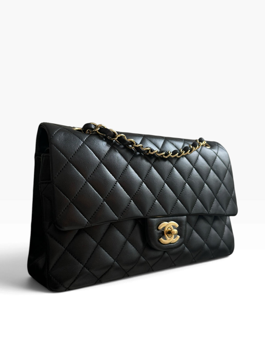 Chanel Medium Classic Double Flap Bag aus schwarzem Lammleder und goldfarbener Hardware