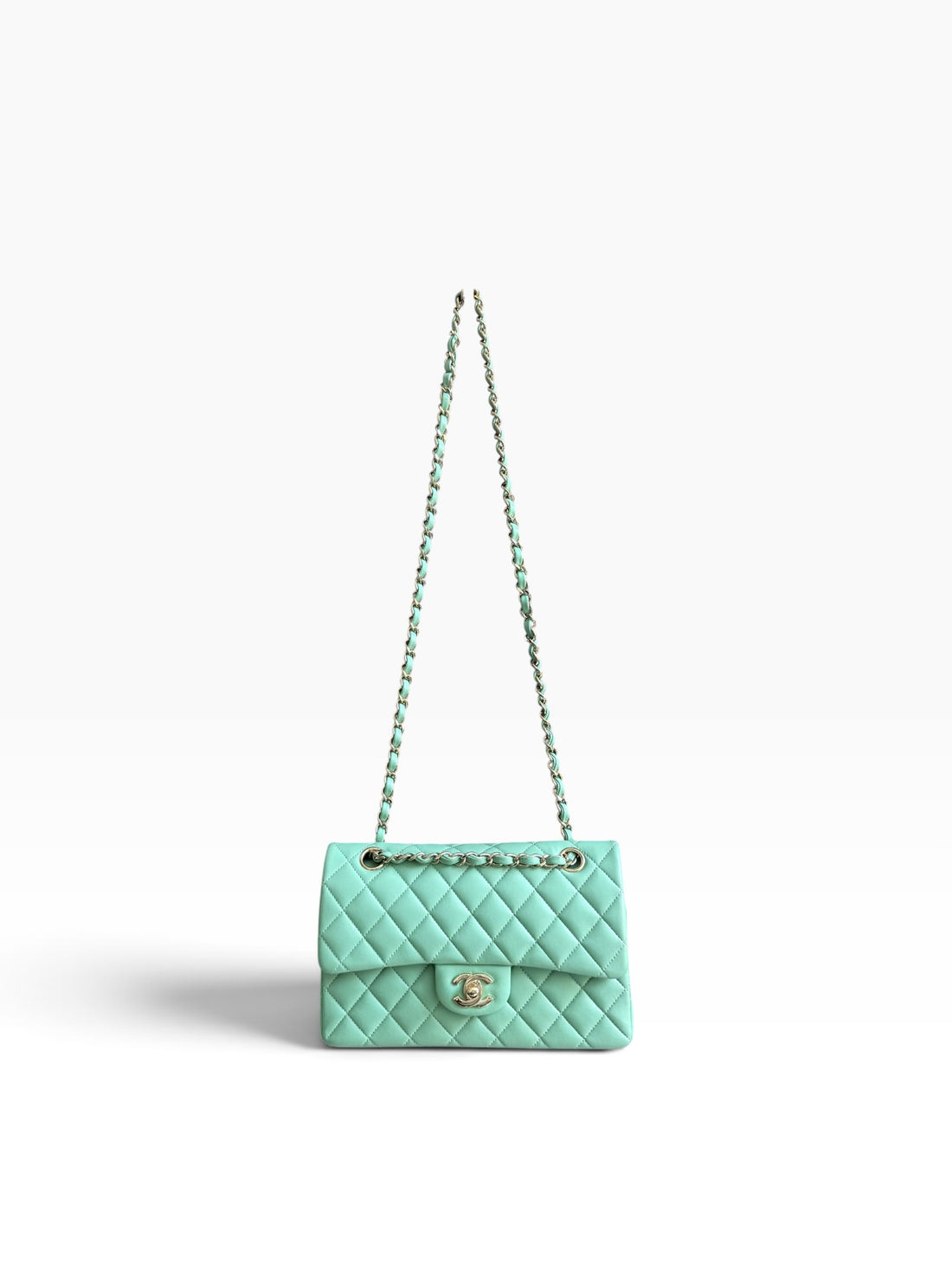 Chanel Classic Timeless Double Flap Bag in small aus weichem Lammleder in der Farbe Pastellgrün/Mintgrün.
