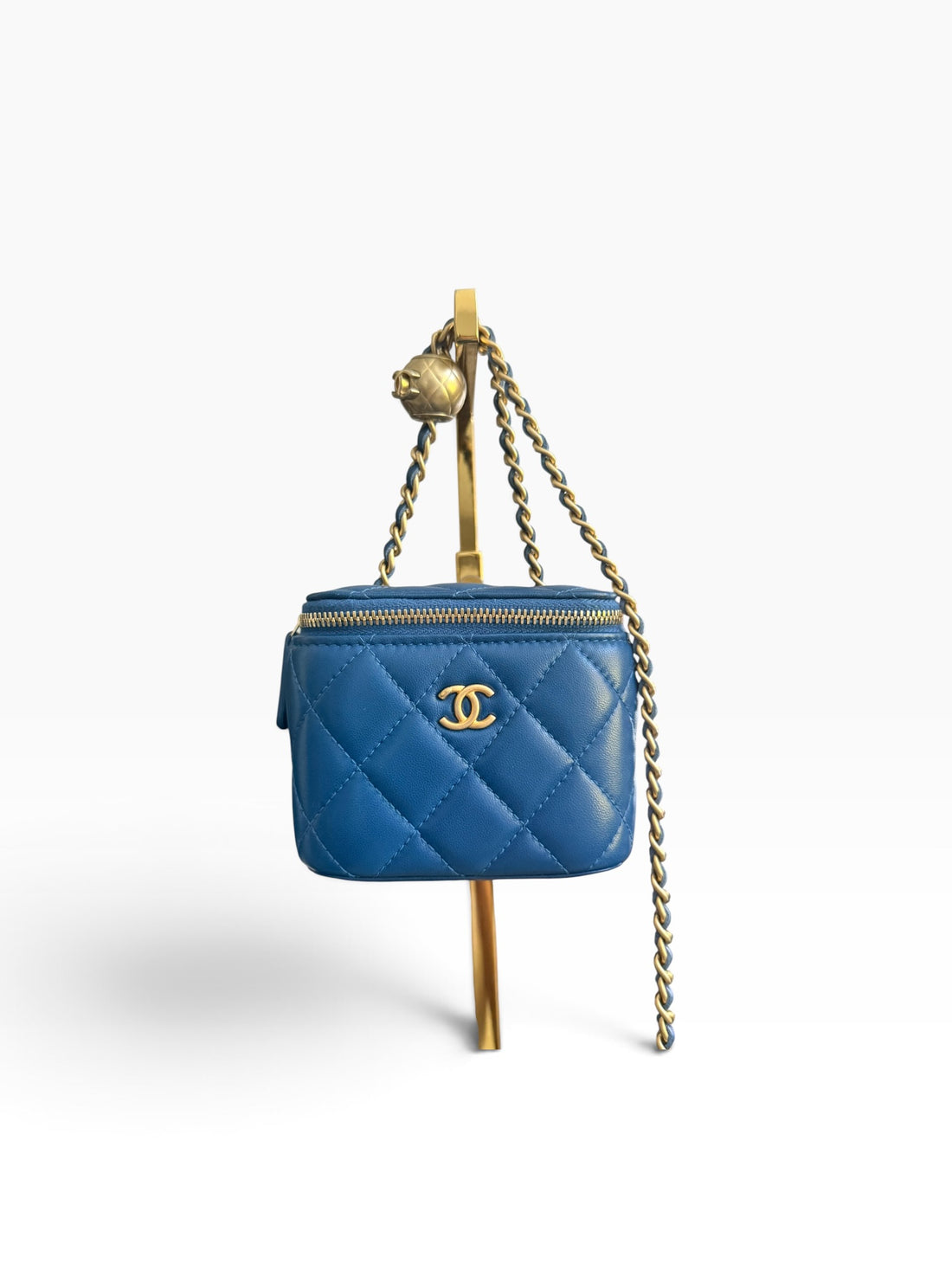 CHANEL Pearl Crush Mini Vanity Bag mit verstellbarer Kette in der Farbe Blau.