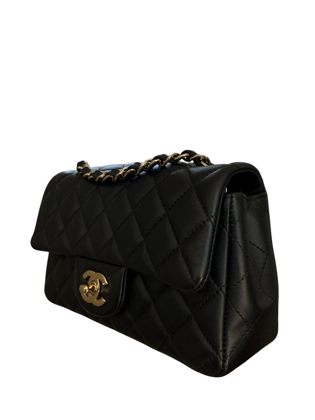 Chanel Mini Rectangular Classic Flap aus schwarzem Lamm-Leder mit light-goldfarbener Hardware ist eine zeitlose Ikone der Modegeschichte