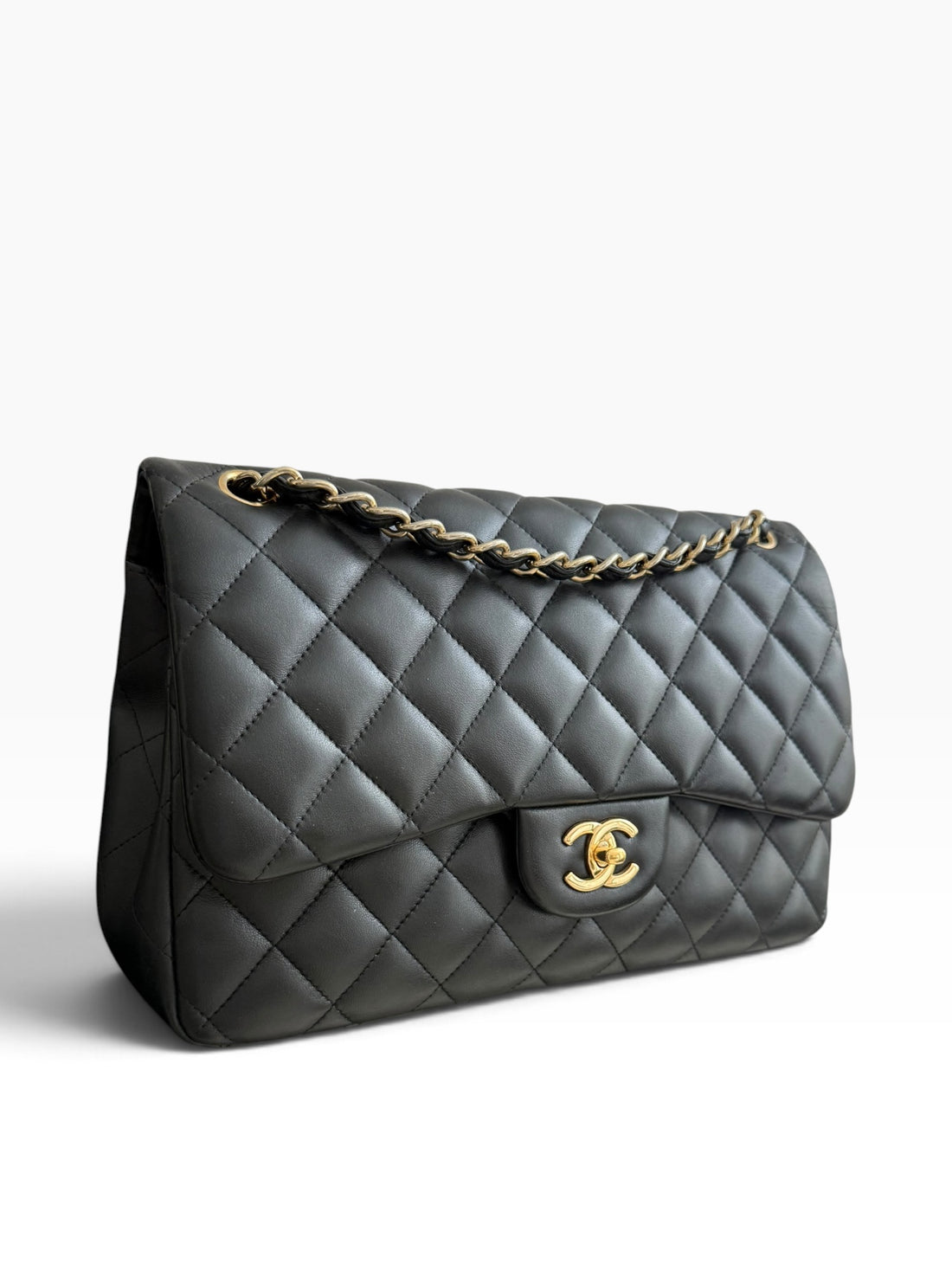 Chanel Classic Timeless Jumbo Double Flap Bag aus schwarzem Lammleder mit goldfarbener Hardware.