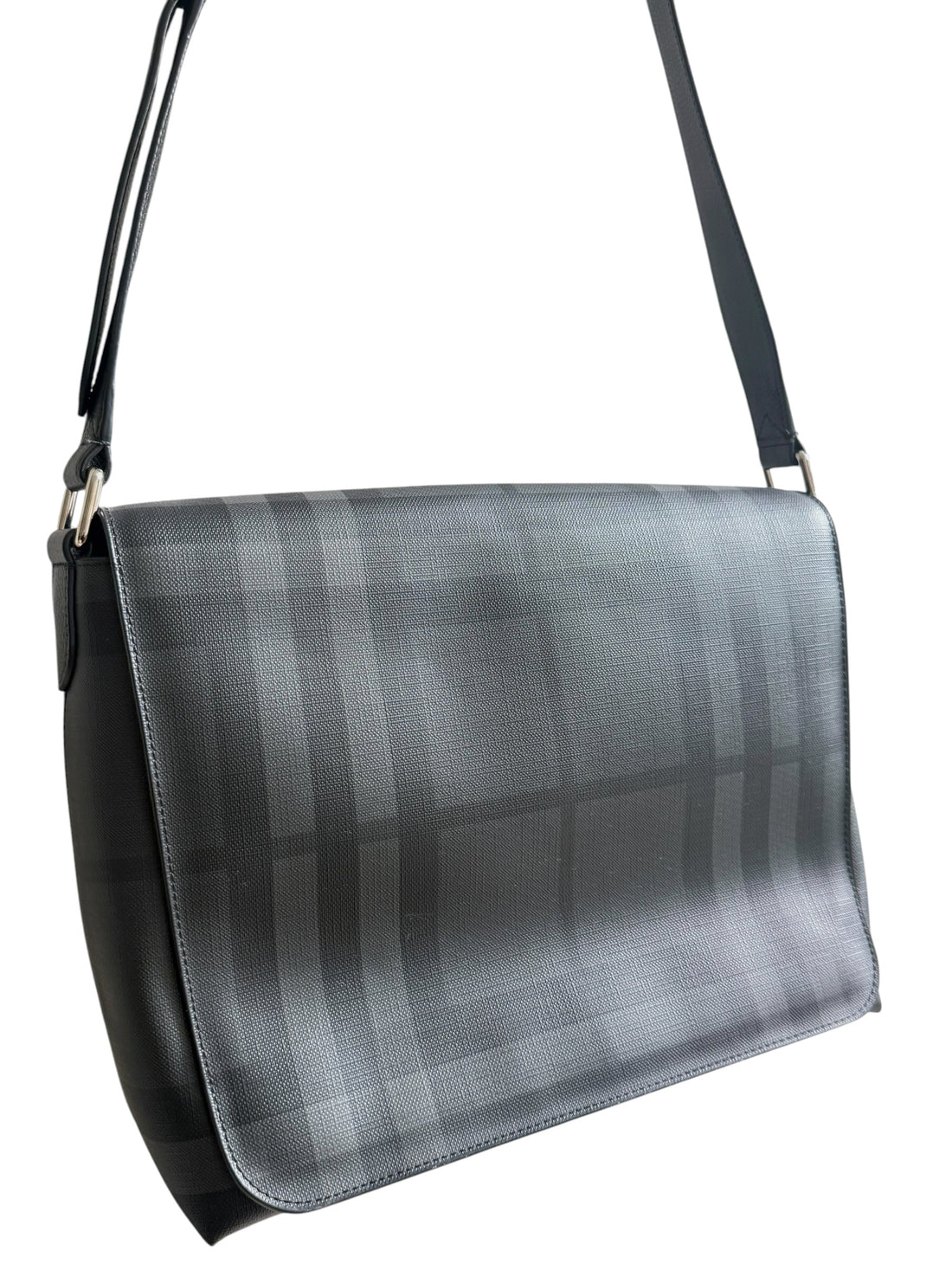 Burberry Smoked Check Messenger-Tasche aus beschichtetem Canvas mit markantem Lederbesatz in der Farbe grau.