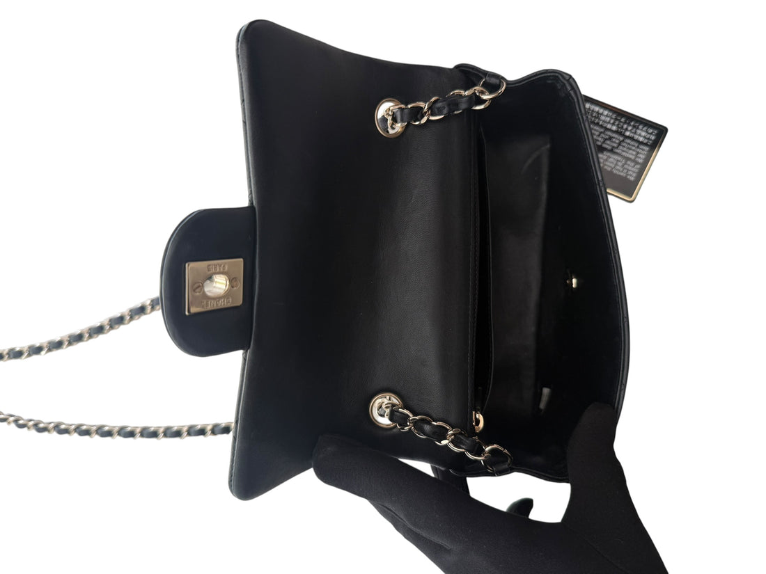 Chanel Mini Rectangular Classic Flap aus schwarzem Lamm-Leder mit light-goldfarbener Hardware ist eine zeitlose Ikone der Modegeschichte