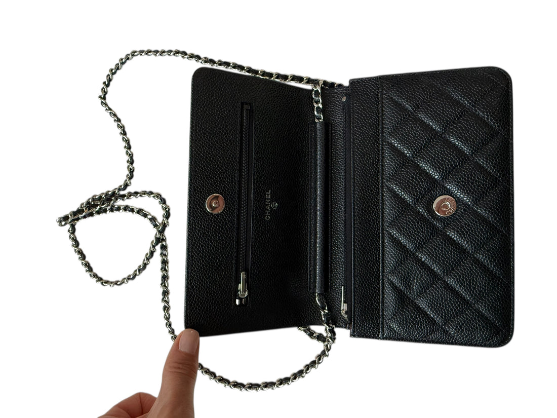 CHANEL WOC Wallet on Chain aus schwarzem genarbtem und glänzendem Kalbsleder Kaviarleder