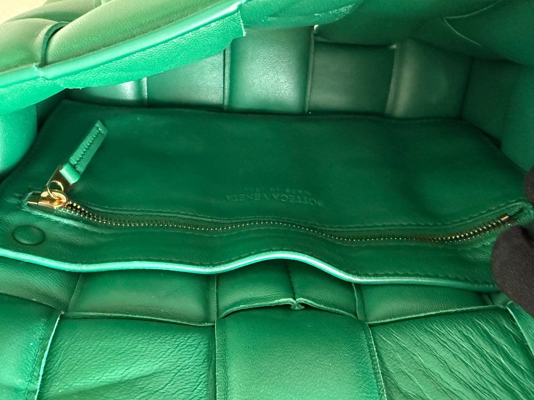 Bottega Veneta "Cassette Bag" in der klassischen grünen Farbe von Bottega Veneta welche sich durch ihr charakteristisches Maxi-Intrecciato-Ledergeflecht und die dreieckige Schnalle auszeichne
