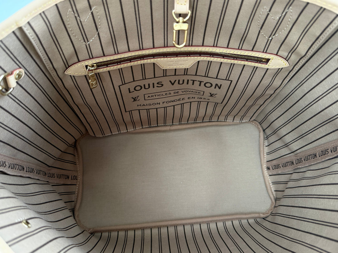 Louis Vuitton Neverfull MM in Monogram Canvas. Innen: Beiges Textilinnenfutter.