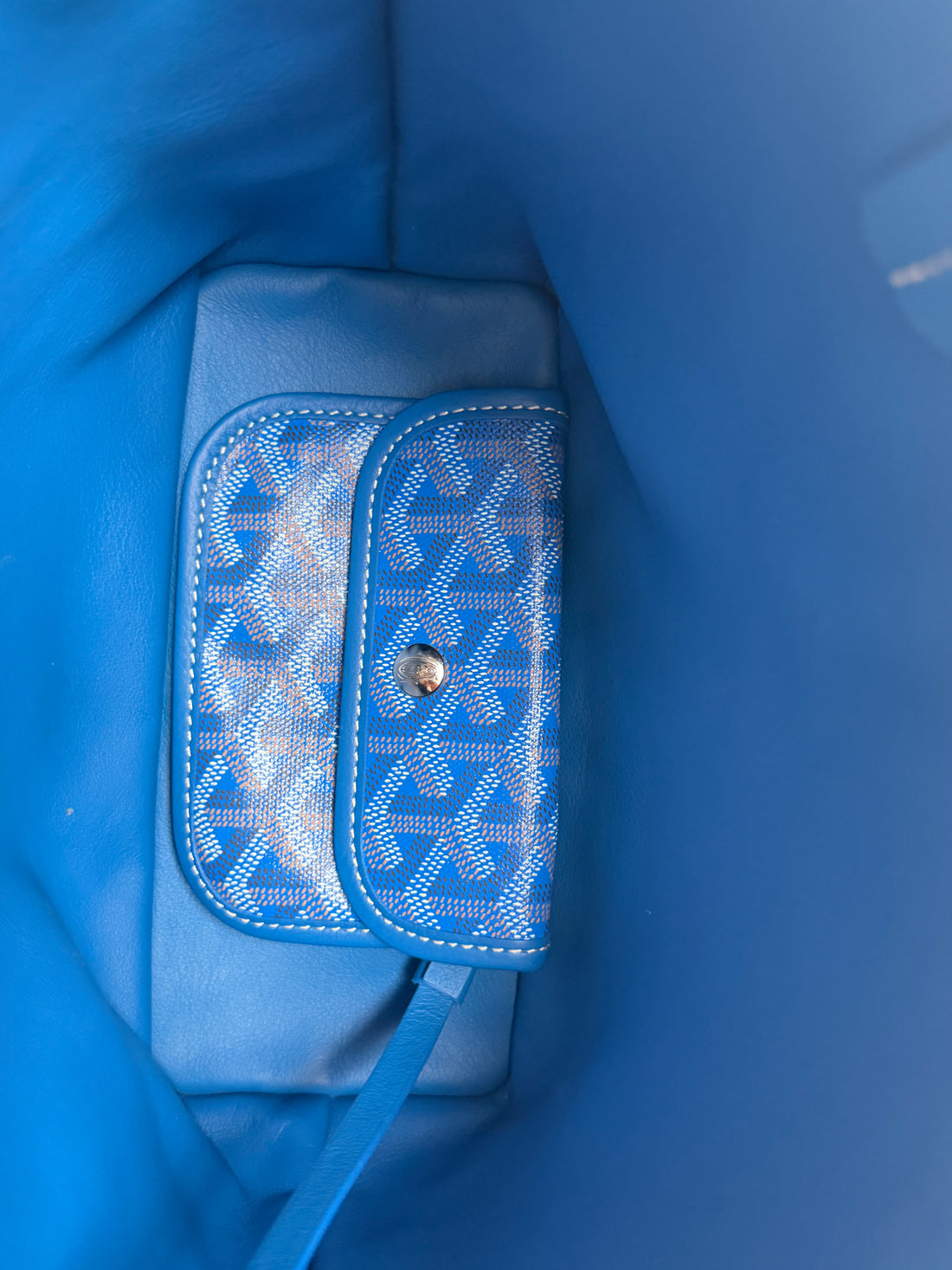 Die Goyard Anjou Mini ist eine moderne Interpretation der ikonischen Saint Louis und zeichnet sich durch ihre wendbare Konstruktion aus