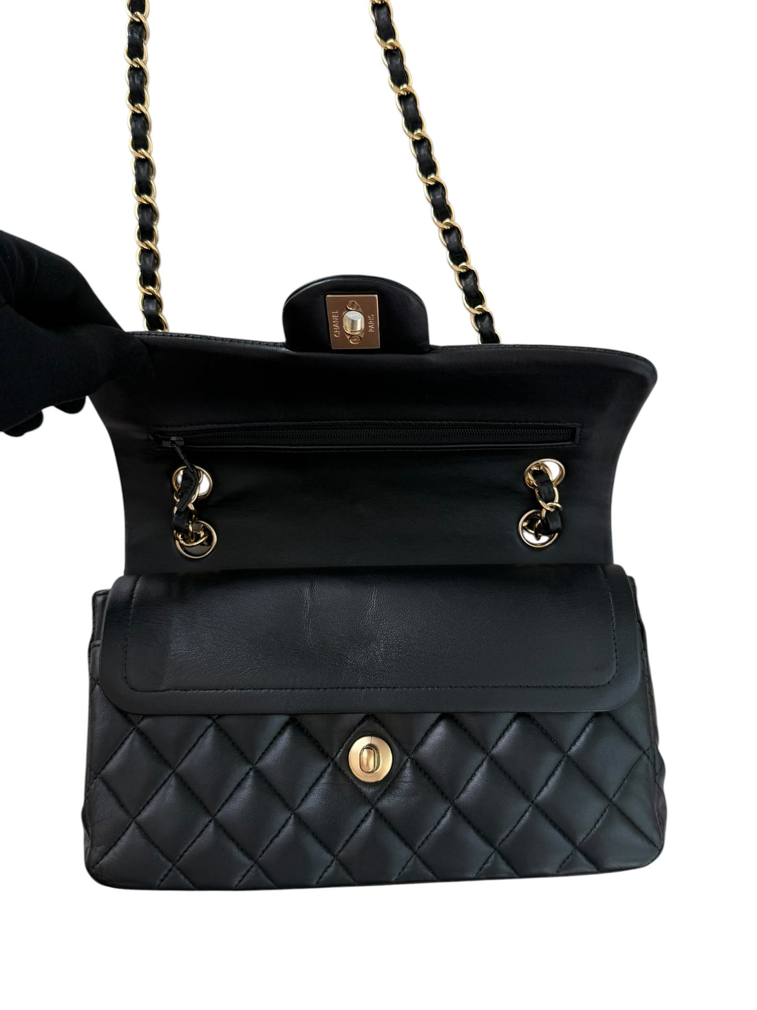 Chanel Small Classic Double Flap Bag aus schwarzem Lammleder und goldfarbener Hardware