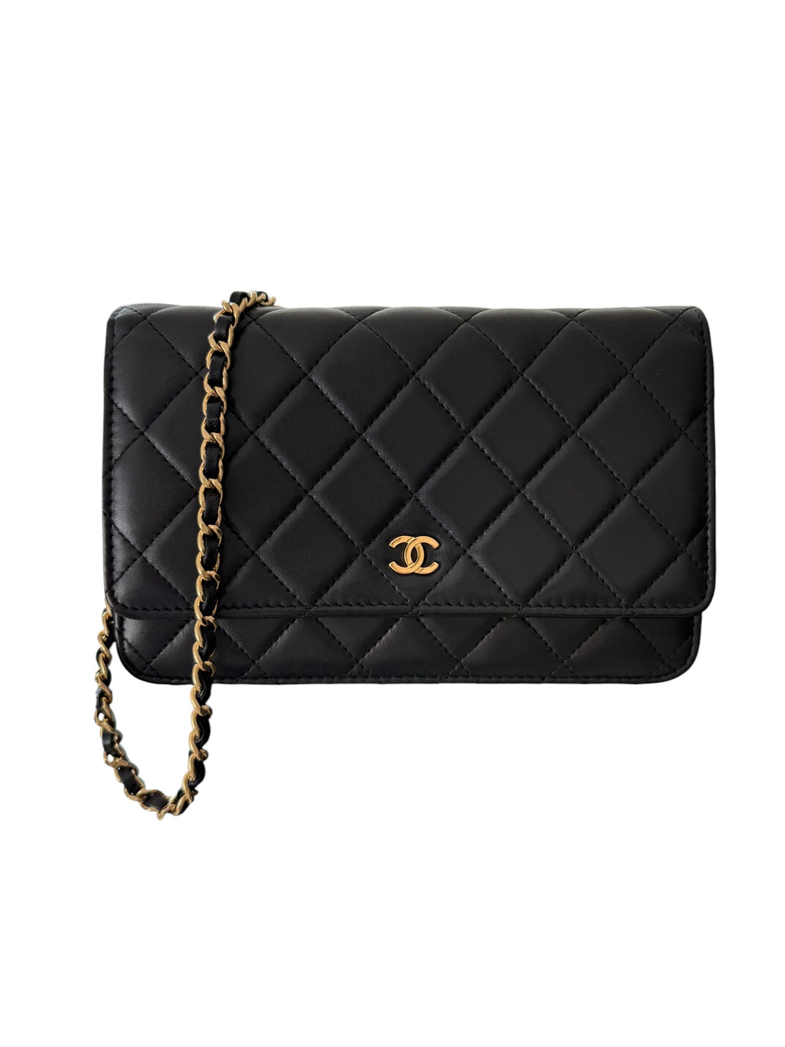 CHANEL WOC Wallet on Chain aus schwarzem Lammleder und goldfarbener Hardware.