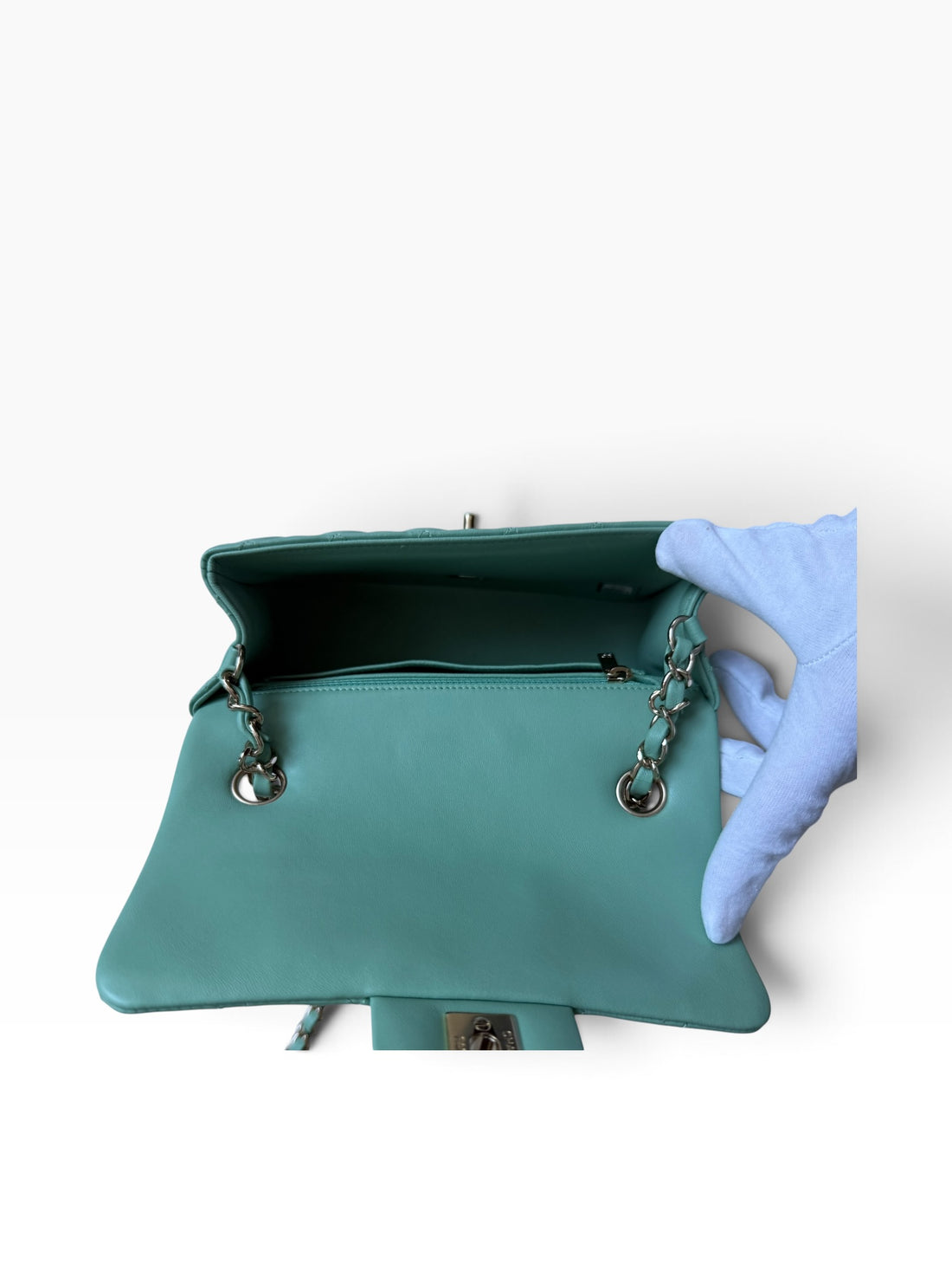 Chanel Mini Classic Flap aus Lamm-Leder mit light-goldfarbener Hardware in der Farbe Mintgrün / Pastellgrün