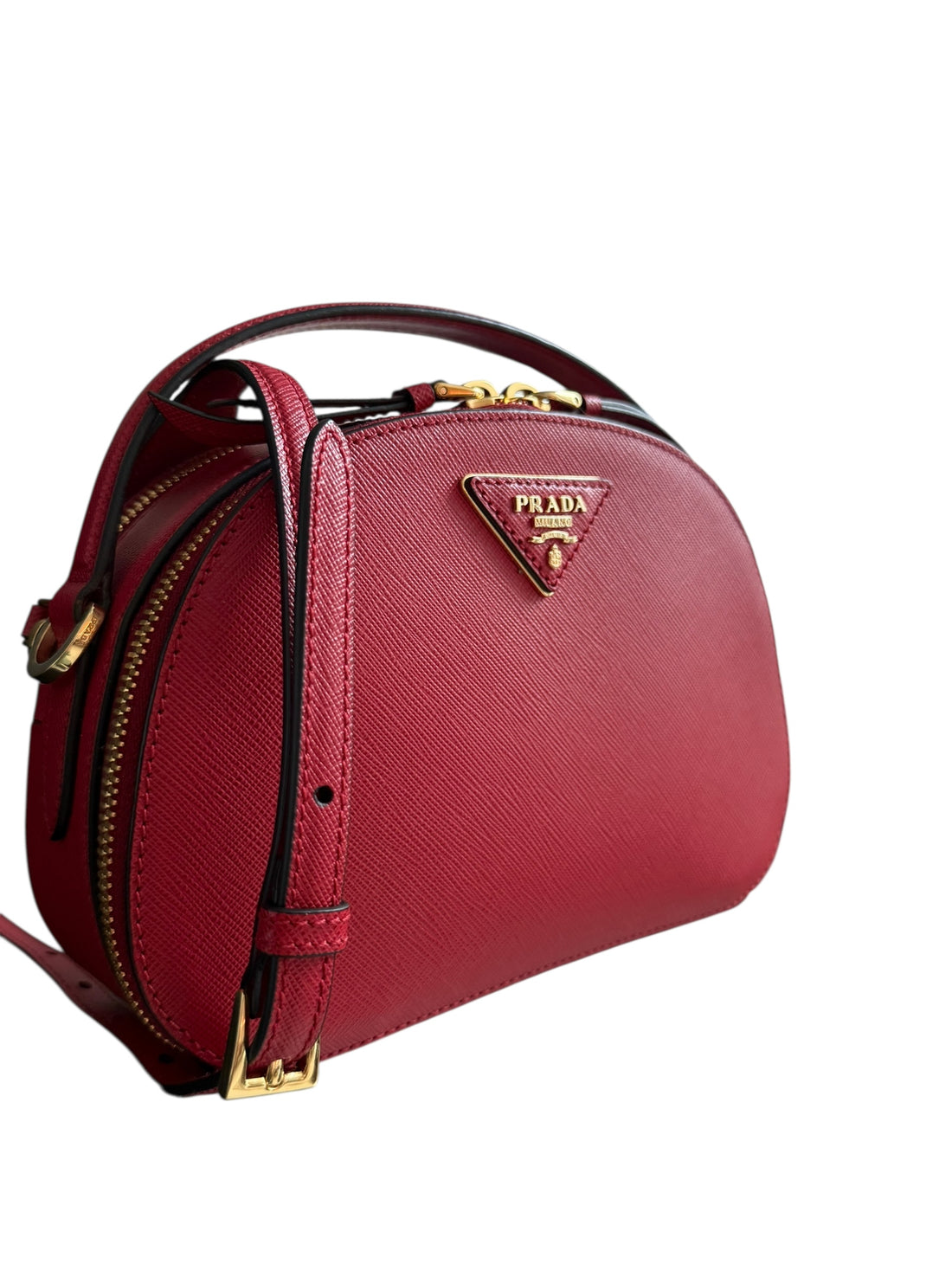 Prada Odette mit abnehmbarem und verstellbarem Schulterriemen in der Farbe rot Fuoco aus Saffiano Lux Leder