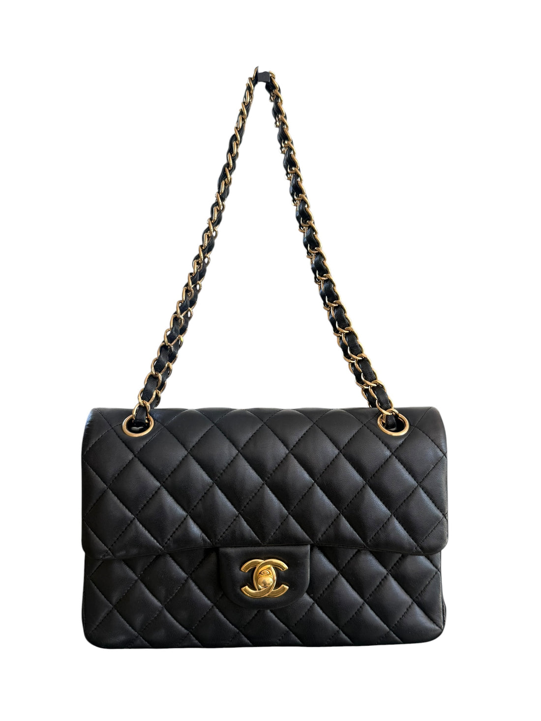 Chanel Small Classic Double Flap Bag aus schwarzem Lammleder und goldfarbener Hardware. Bordeauxfarbenes Innenfutter.