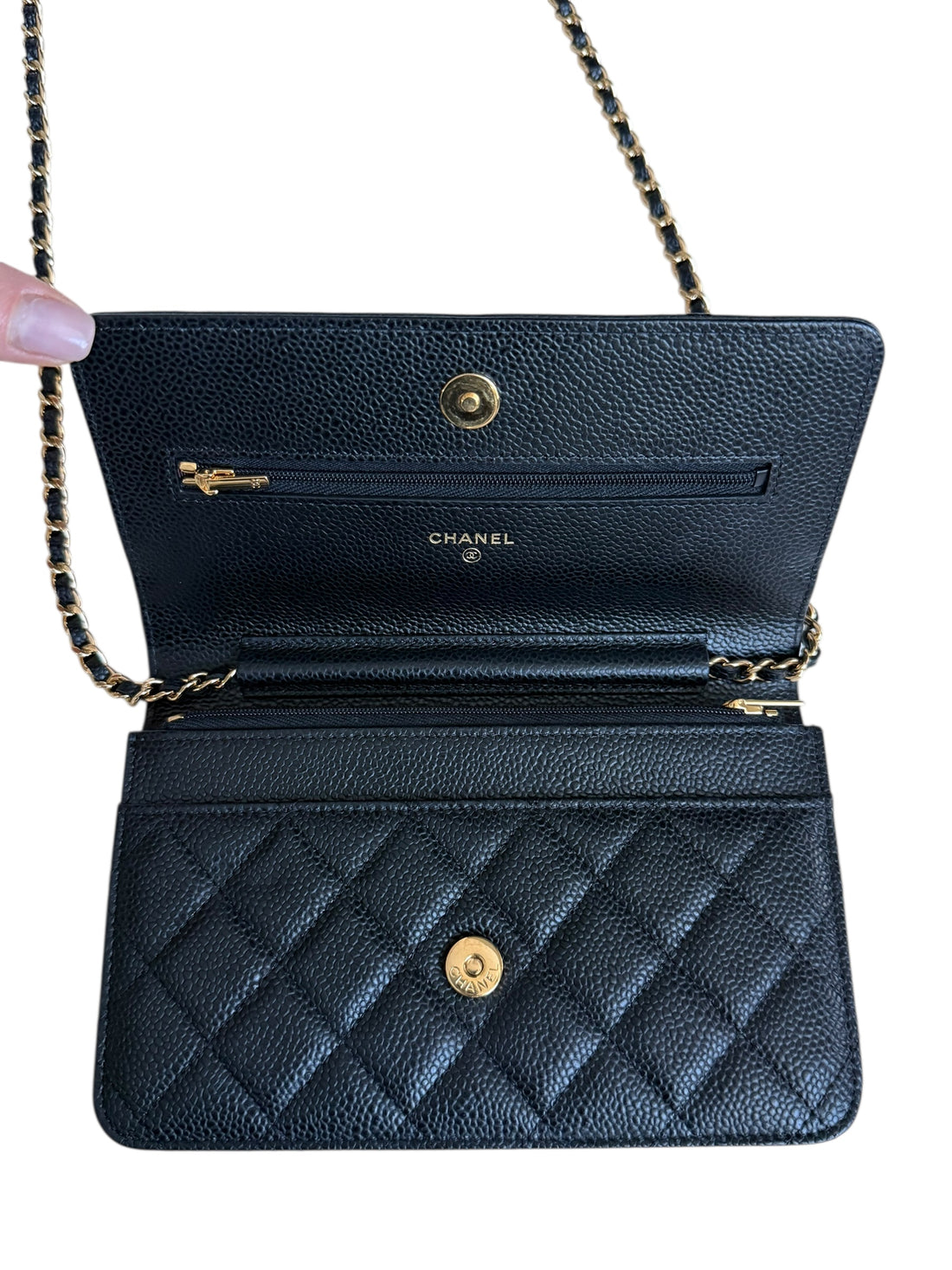 CHANEL WOC Wallet on Chain aus schwarzem genarbtem und glänzendem Kalbsleder und goldfarbener Hardware.