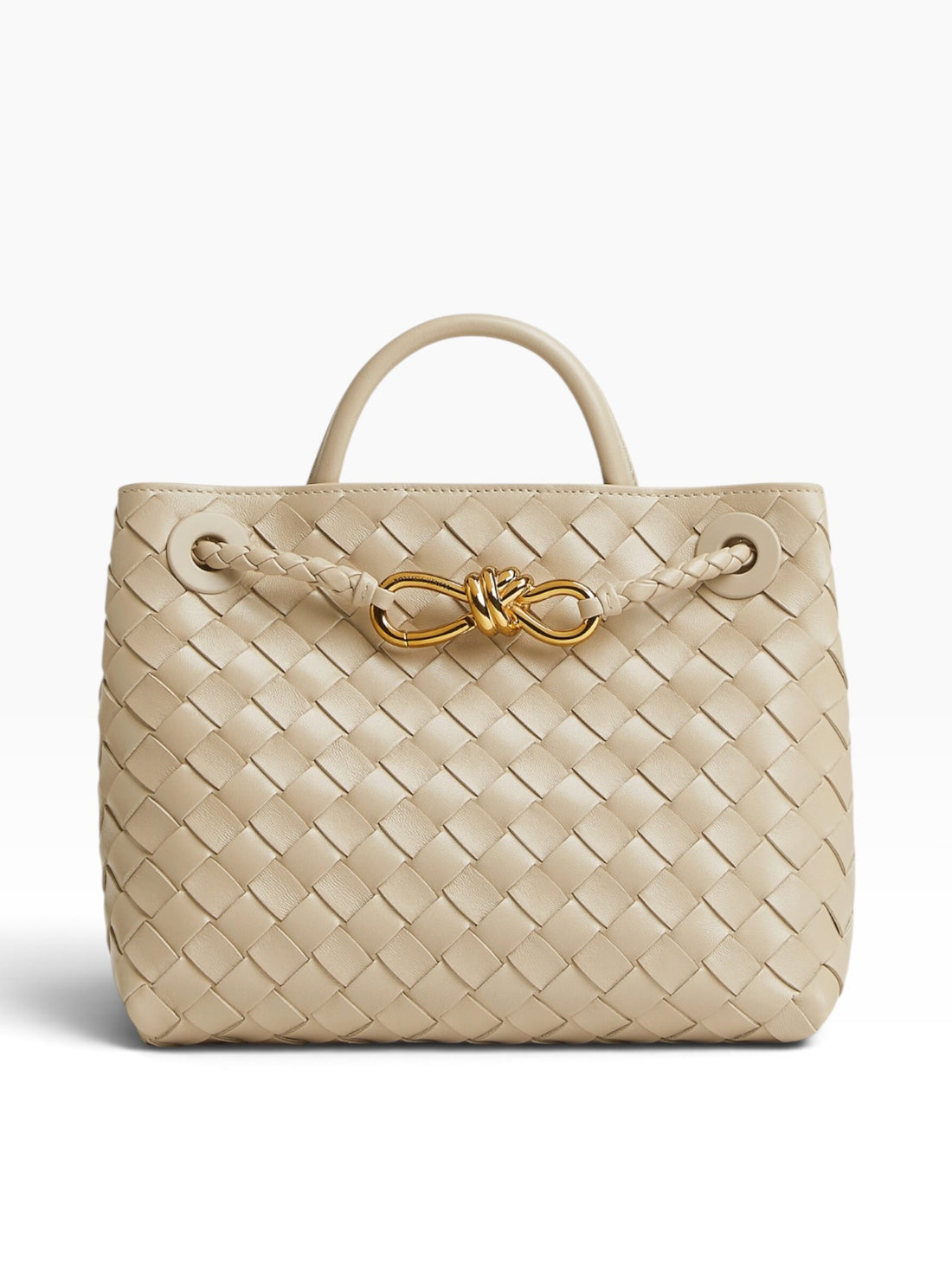 Bottega Veneta Andiamo small in der Farbe ecru aus weichem Intrecciato Lammleder mit charakteristischem Knotendetail und gleitendem Crossbody-Riemen