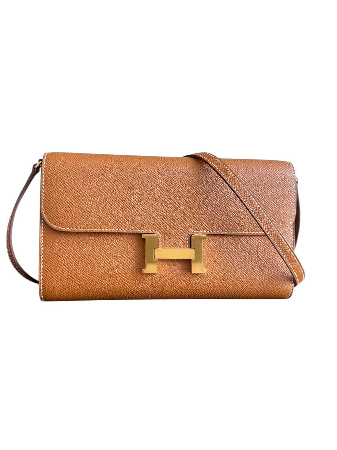 HERMÈS Constance to Go in der Farbe Gold. Jahr/Alter: 2024 Stamp: W.… Epsomleder.