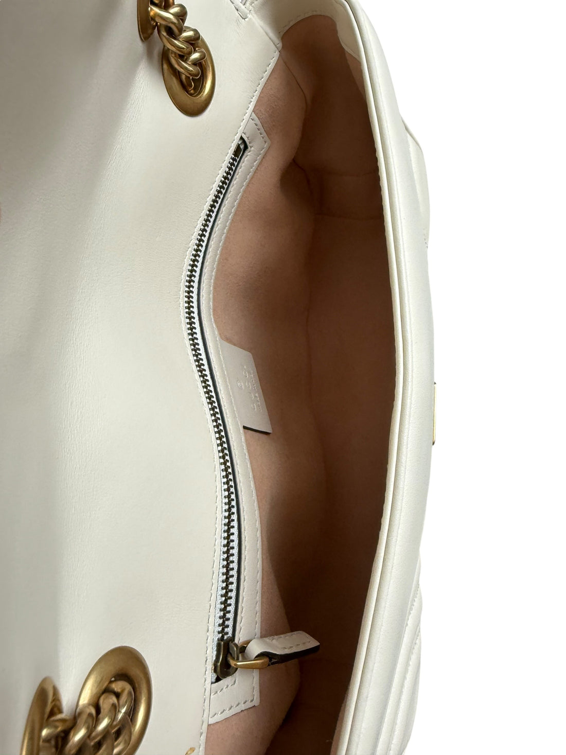 Gucci Marmont Schultertasche in der Farbe Creme mit goldfarbener Hardware.