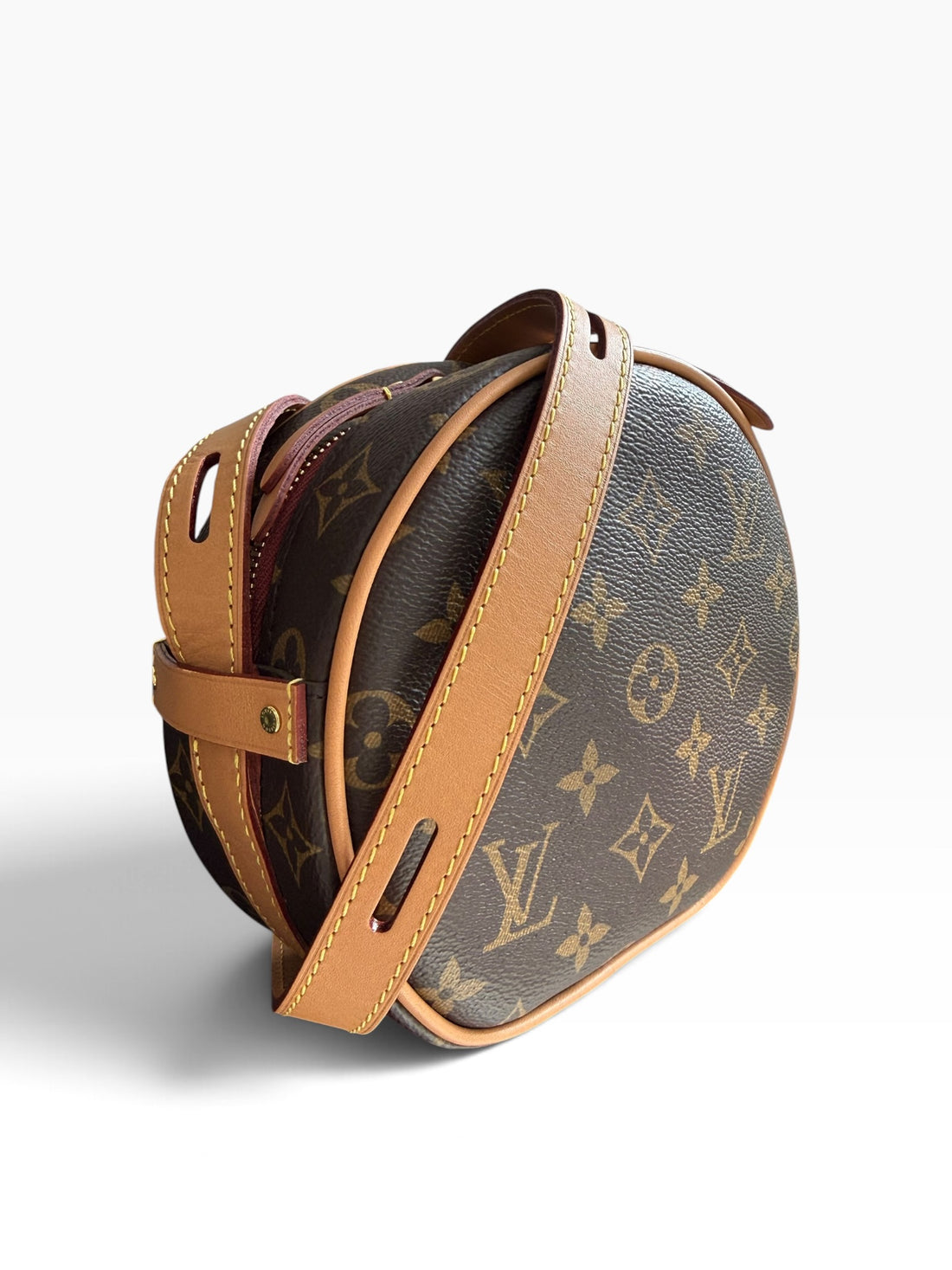 LOUIS VUITTON Boîte Chapeau Souple Bag PM Umhängetasche mit ihrem markanten runden Design und dem klassischen Monogram-Canvas und verstellbaren Schulterriemen.