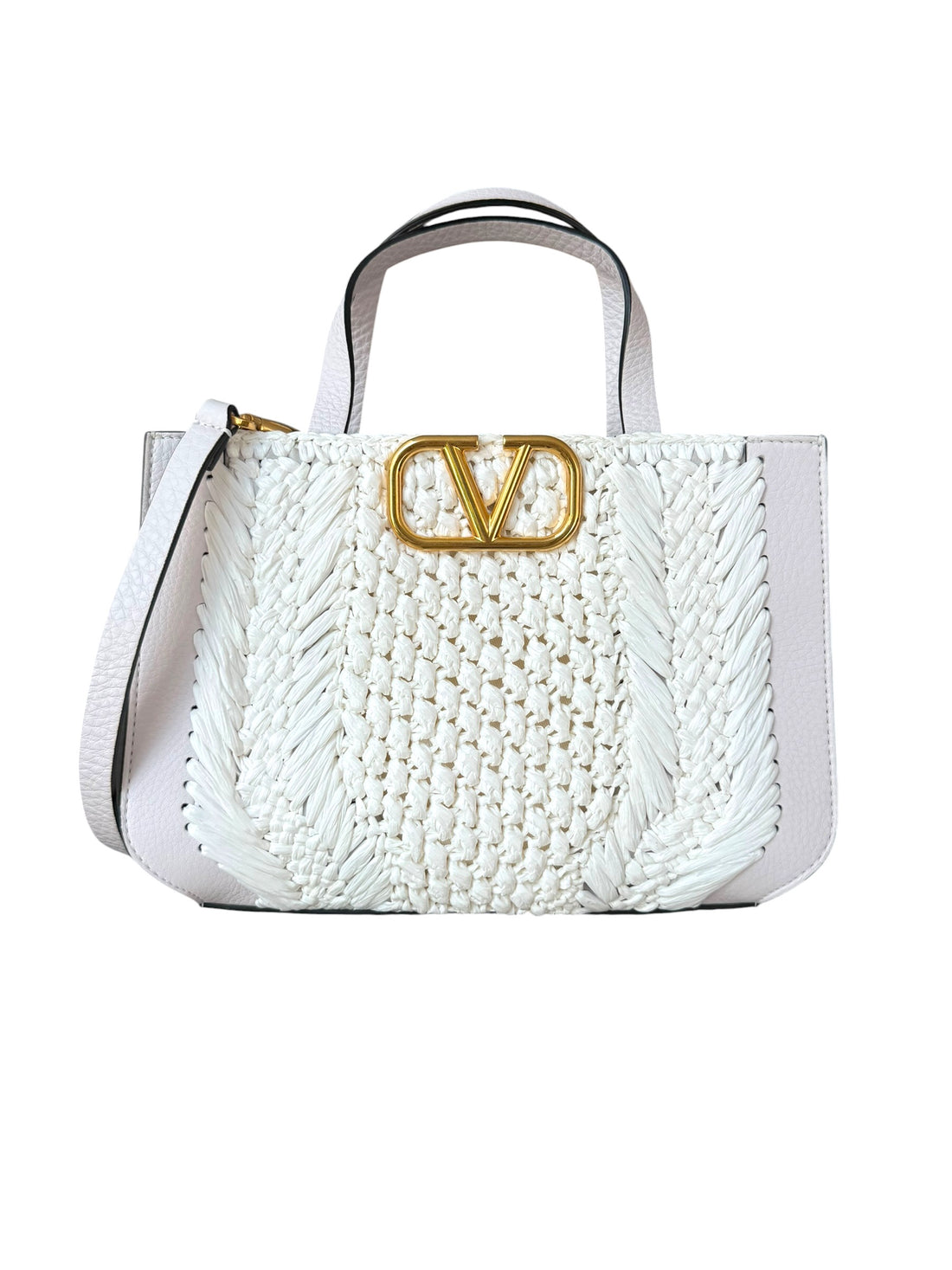 Valentino Tasche mit Logoplakette von VALENTINO GARAVANI in der Farbe Kreide, mit Lederbesatz, Raffiabast und goldfarbener Logoplakette