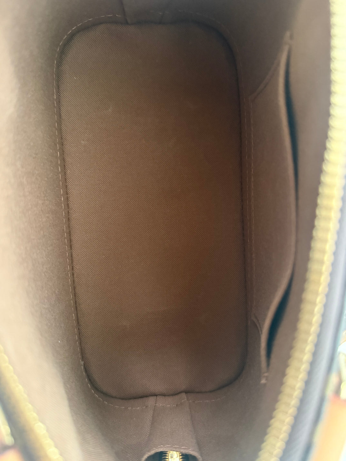 Louis Vuitton Alma BB en toile Monogram avec bandoulière amovible. Toile Monogram enduite.