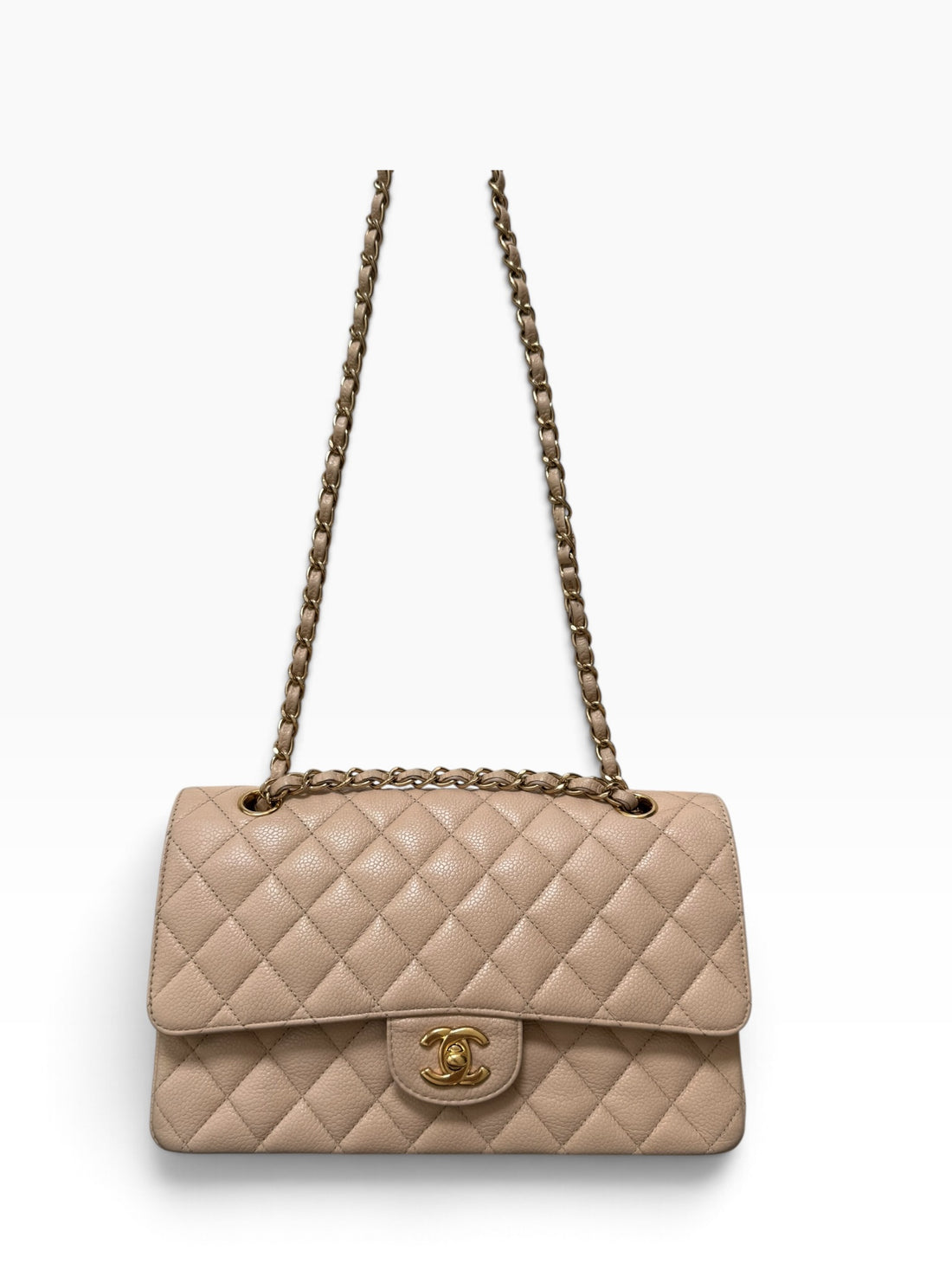 Diese Chanel Classic Medium Double Flap Bag ist aus beigem Kaviarleder gefertigt und verfügt über eine charakteristische Rautensteppung.