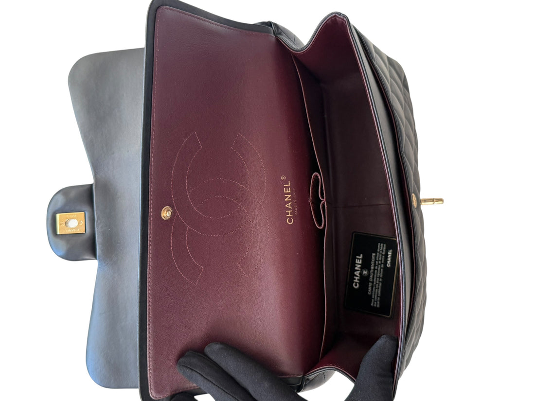 Chanel Classic Timeless Jumbo Double Flap Bag aus schwarzem Lammleder mit goldfarbener Hardware.