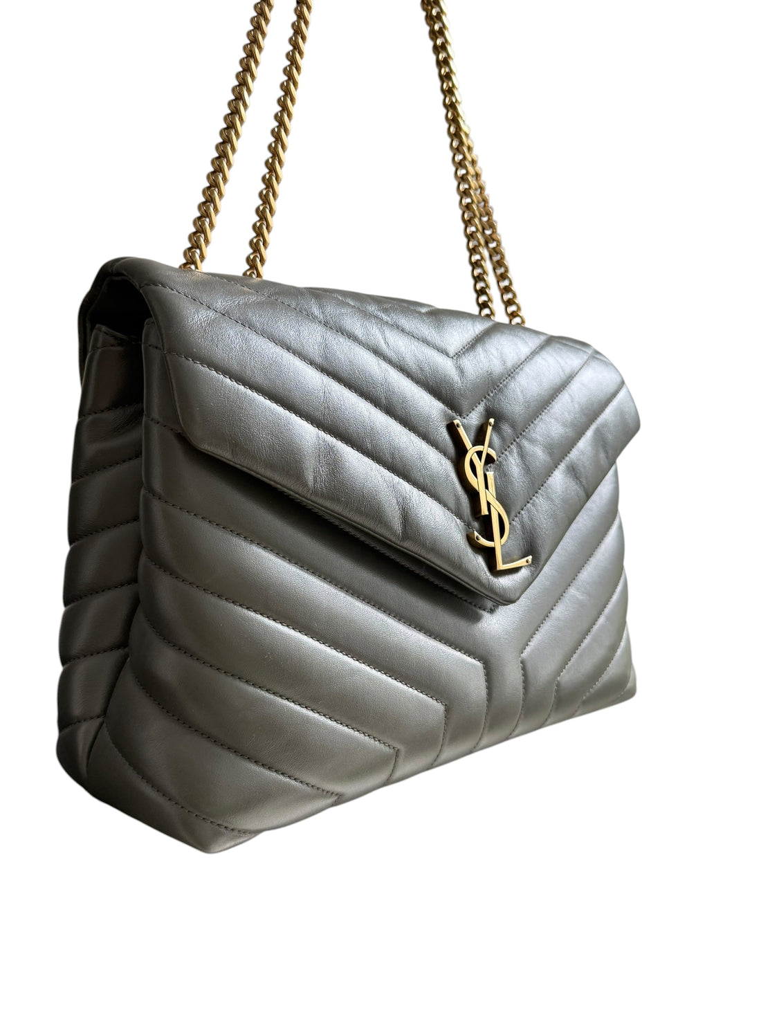 YSL Loulou Medium Tasche aus grauem Kalbsleder mit ineinandergreifenden YSL Initialen aus goldfarbenem Metall