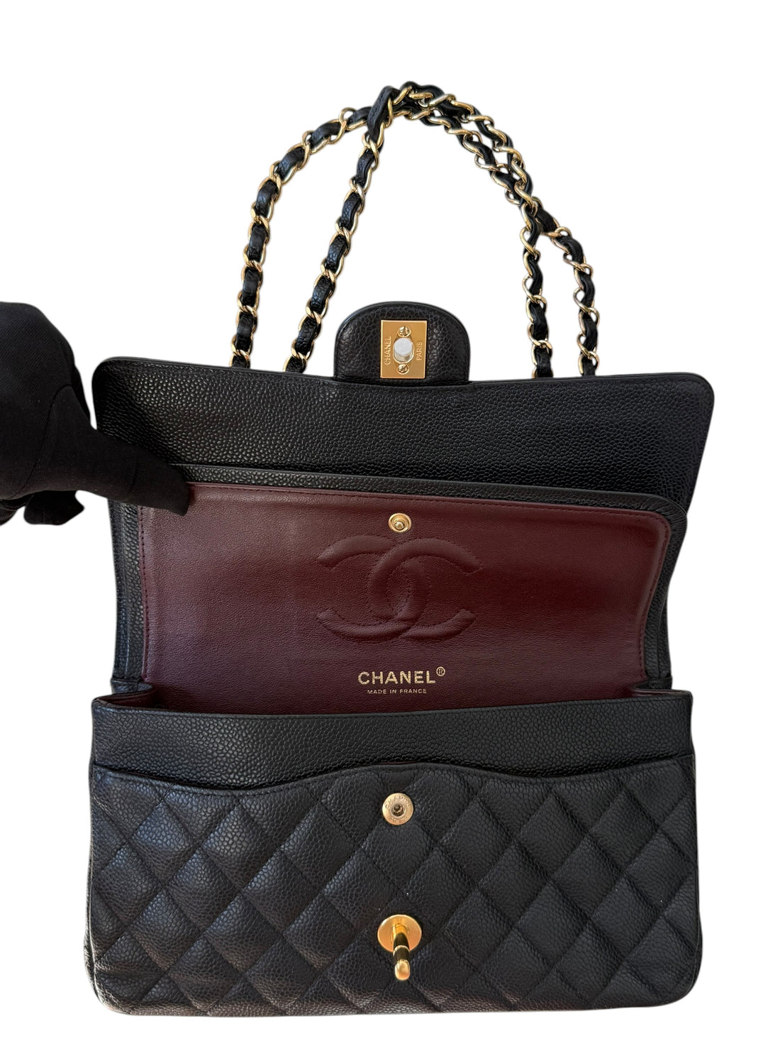 Chanel Classic Timeless Double Flap Bag Medium aus schwarzem Caviarleder und goldfarbener Hardware. Bordeauxfarbenes Innenfutter. Masse: 25x16x6,5 cm. Herstellungsjahr 2014. Loveletterfach. 2 Innenfächer. 1 Aussenfach. Sehr guter Zustand. Inklusive Entrup
