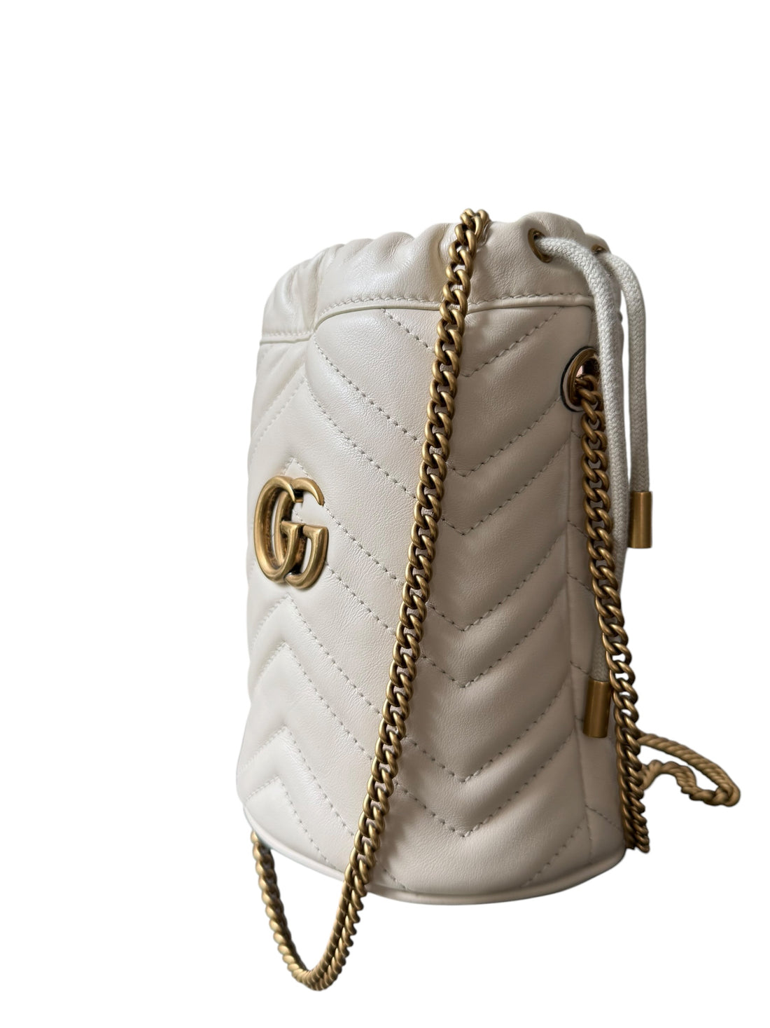 Gucci Beuteltasche in der Farbe creme aus gestepptem Chevron Leder