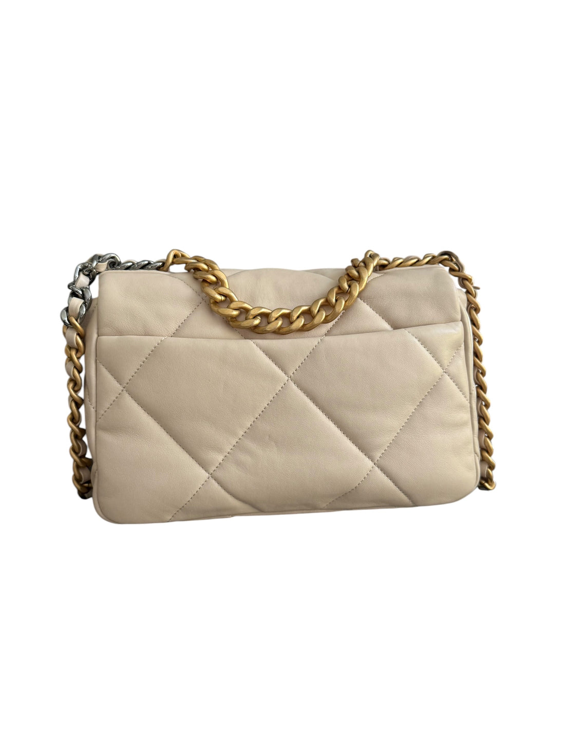 Chanel 19 small in der Farbe light-beige aus weichem Lammleder mit Gold- Silber- Rutheniumfarbenem Metall.