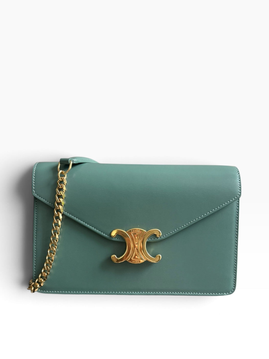 Portefeuille CELINE Wallet on Chain Margo couleur céladon avec chaîne d'épaule amovible.