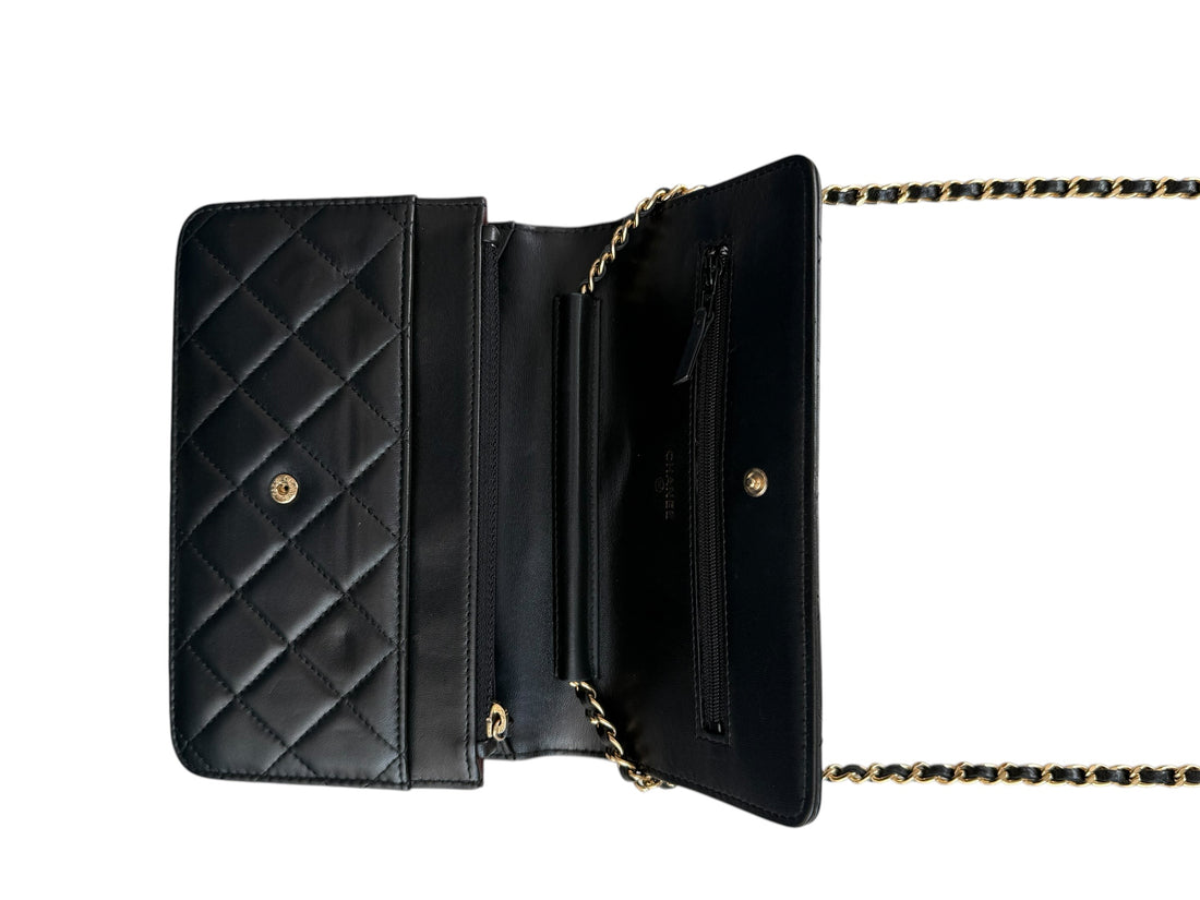 CHANEL WOC Wallet on Chain aus schwarzem Lammleder und goldfarbener Hardware.