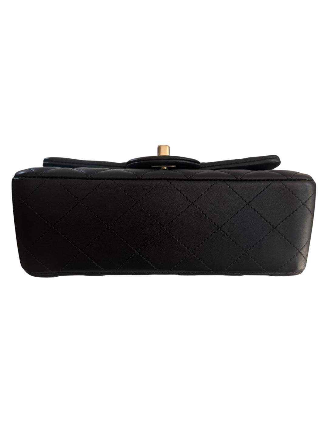 Chanel Mini Rectangular Classic Flap aus schwarzem Lamm-Leder mit light-goldfarbener Hardware ist eine zeitlose Ikone der Modegeschichte