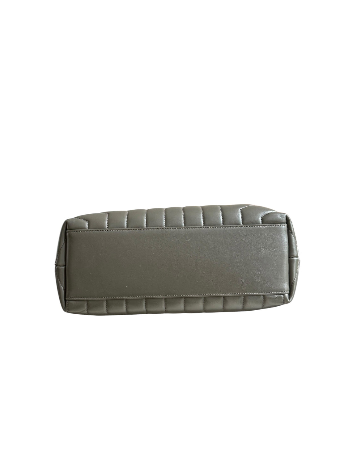 YSL Loulou Medium Tasche aus grauem Kalbsleder mit ineinandergreifenden YSL Initialen aus goldfarbenem Metall