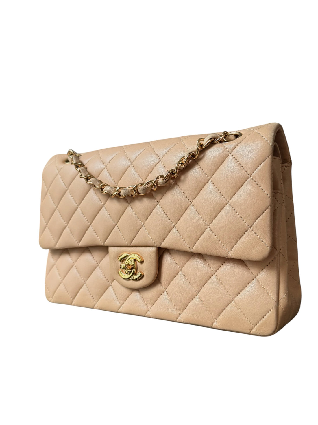 Chanel Classic Medium Double Flap Bag ist aus beigem Lammleder gefertigt und verfügt über eine charakteristische Rautensteppung. Goldfarbene Hardware