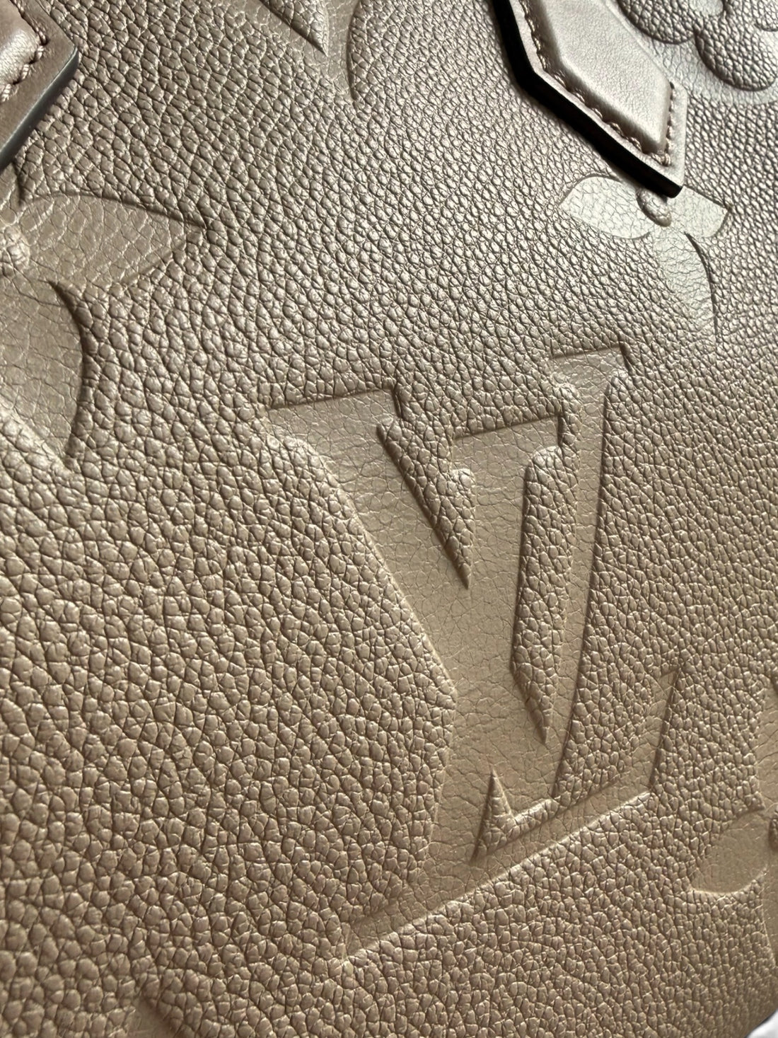 Louis Vuitton Speedy 25 in genarbtem Monogram Empreinte Leder mit einem übergrossen Monogram-Motiv.