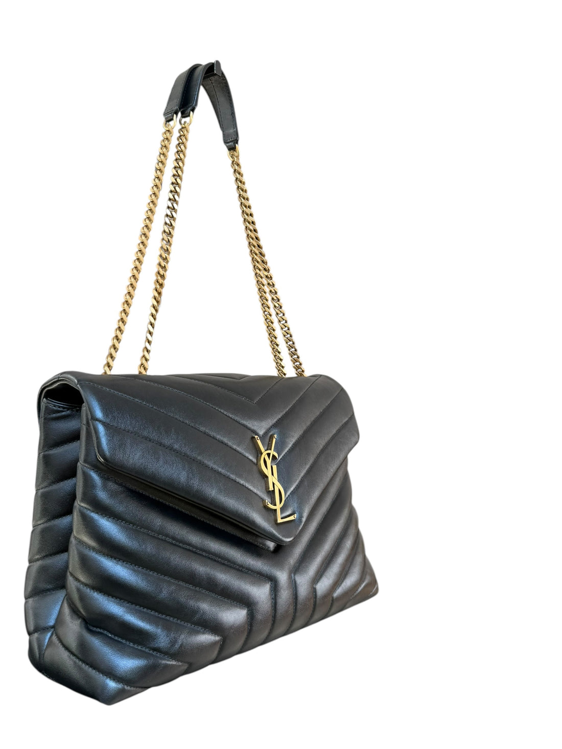 YSL Loulou Medium Tasche aus schwarzem Kalbsleder mit ineinandergreifenden YSL Initialen aus goldfarbenem Metall.