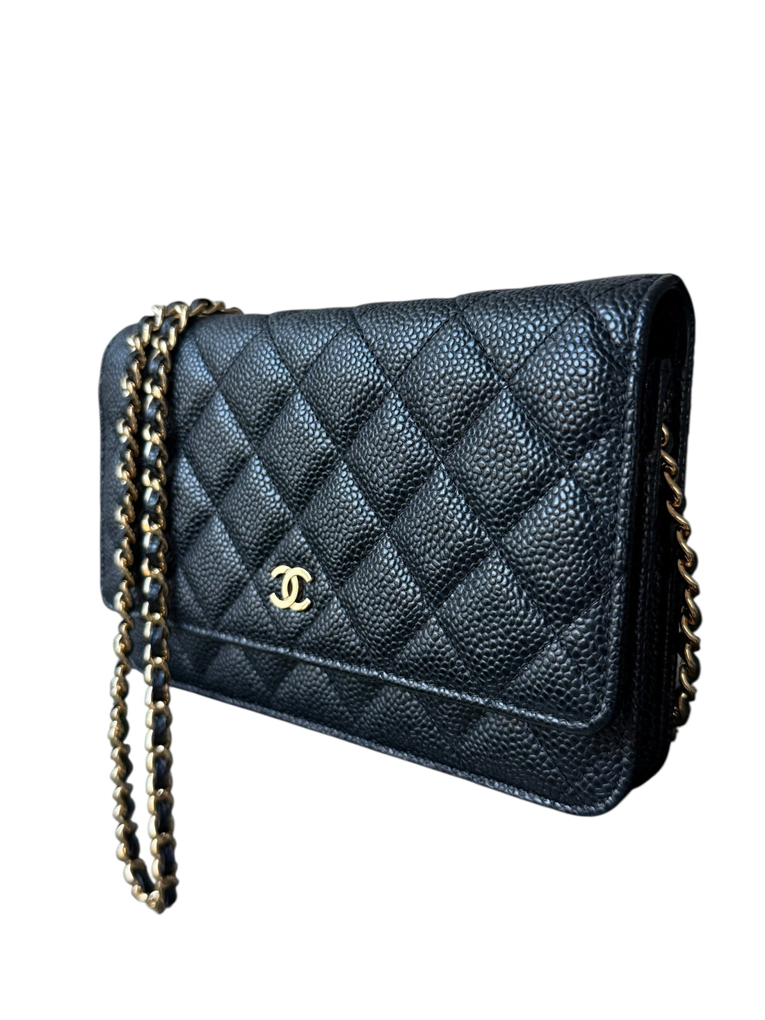 CHANEL WOC Wallet on Chain aus schwarzem genarbtem und glänzendem Kalbsleder und goldfarbener Hardware.