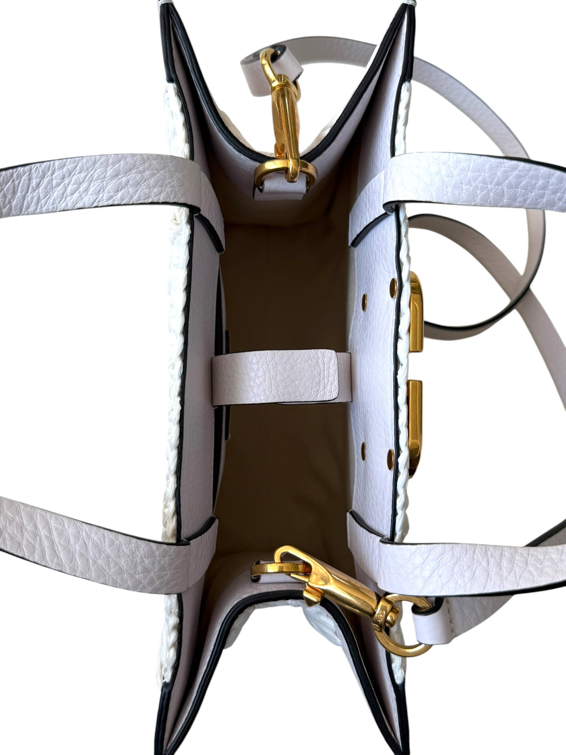 Valentino Tasche mit Logoplakette von VALENTINO GARAVANI in der Farbe Kreide, mit Lederbesatz, Raffiabast und goldfarbener Logoplakette