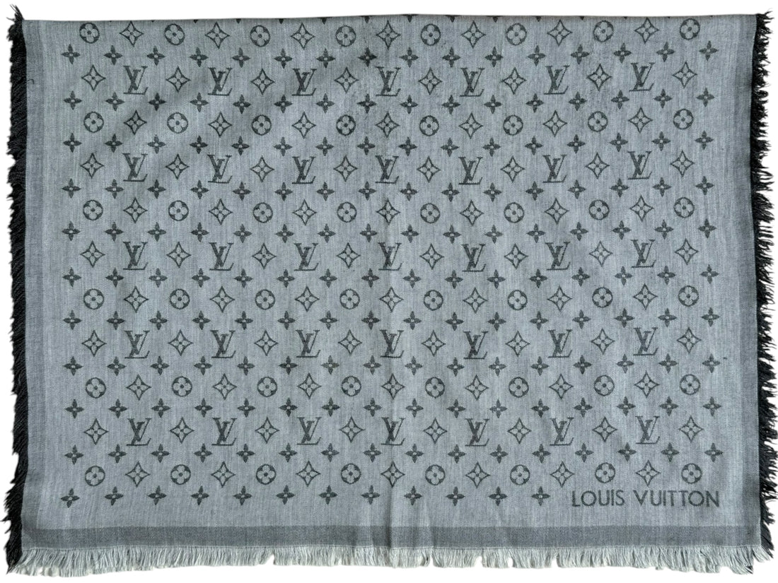 Louis Vuitton Monogram Essential Tuch / Schal in der Farbe grau. Diese Sommerstola aus Baumwolle und Jacquard hat einen kontrastierenden Monogramm-Print.