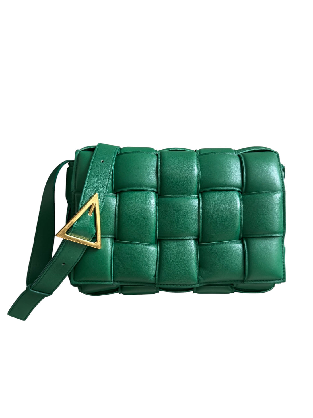 Bottega Veneta "Cassette Bag" in der klassischen grünen Farbe von Bottega Veneta welche sich durch ihr charakteristisches Maxi-Intrecciato-Ledergeflecht und die dreieckige Schnalle auszeichne