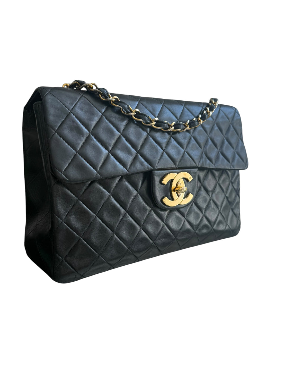 Chanel Classic Flap Bag Maxi Vintage aus schwarzem Lammleder und 24 Karat vergoldeter Hardware.