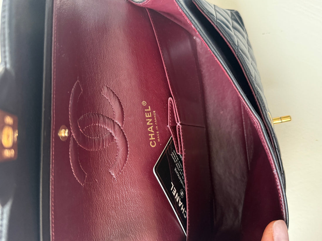 Chanel Medium Classic Double Flap Bag aus schwarzem Lammleder und goldfarbener Hardware.