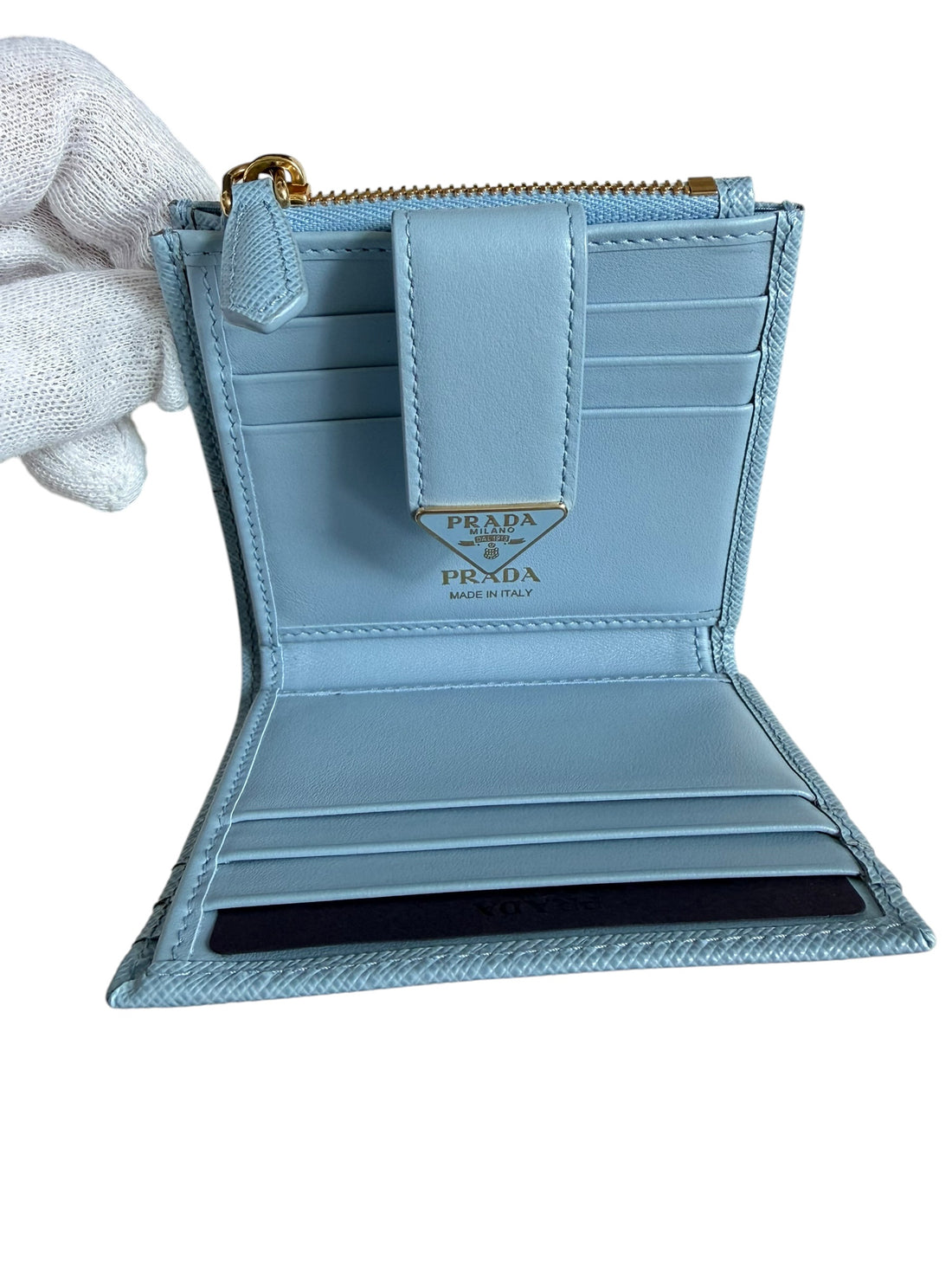PRADA Geldbörse/ Kartenetui. Dieses hellblaue Prada Kartenetui / Geldbörse aus astralblauem Saffiano-Leder