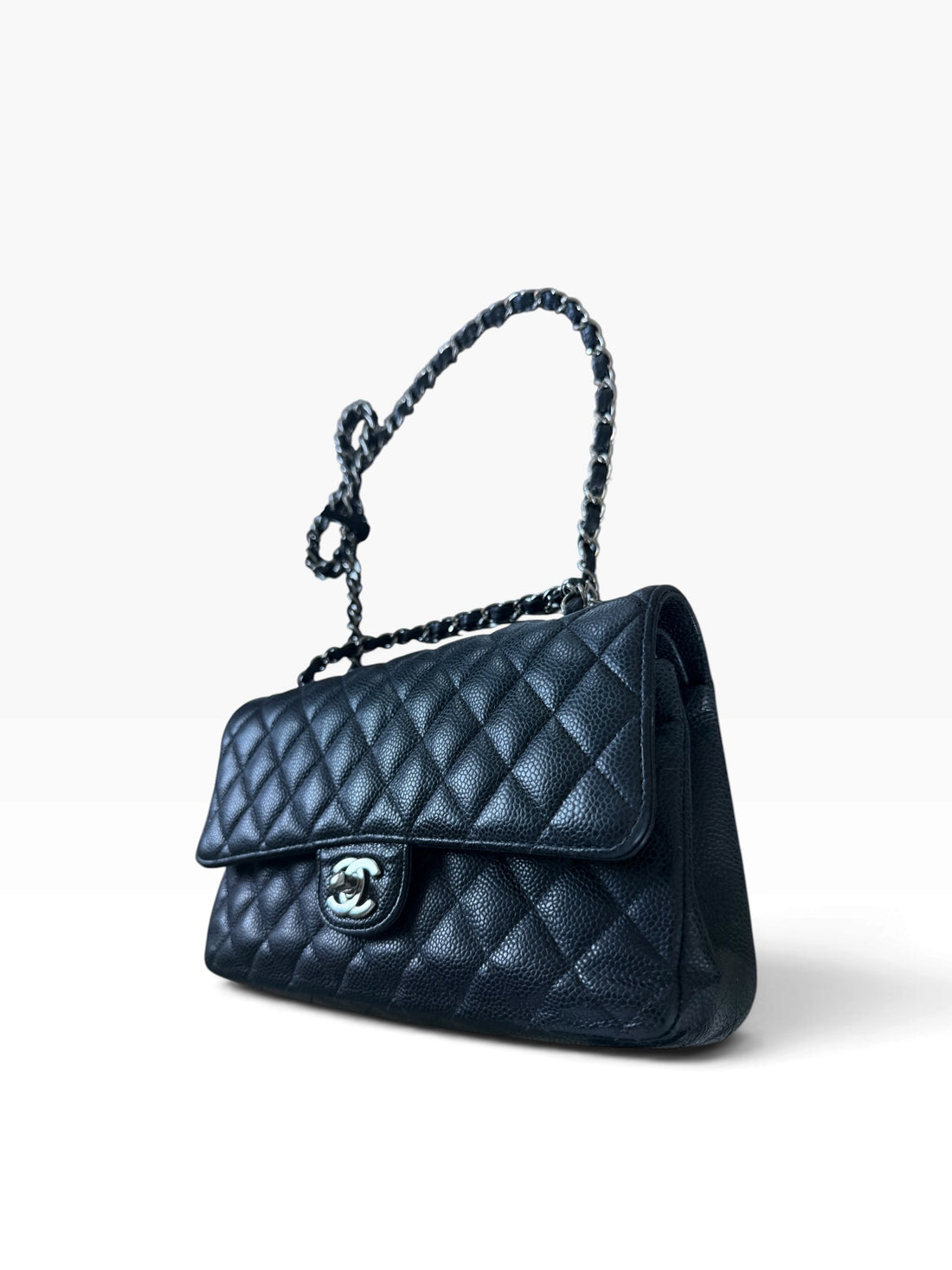 CHANEL Medium Classic Double Flap Bag aus schwarzem Kaviarleder und silberfarbener Hardware.