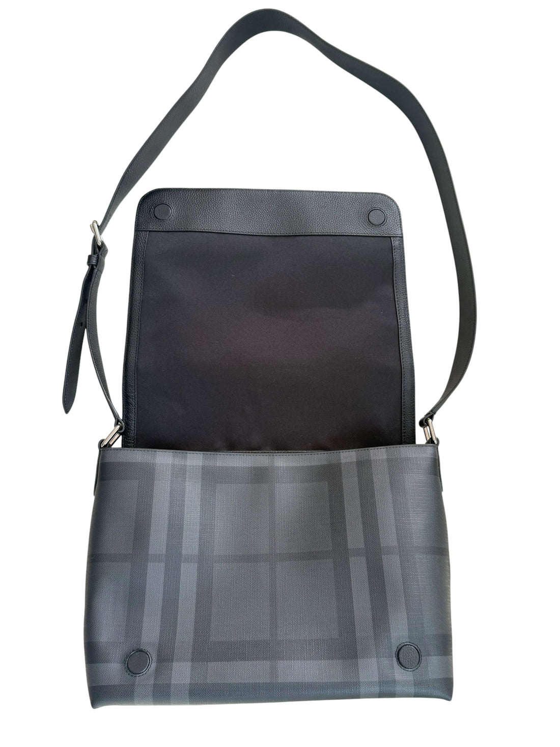 Burberry Smoked Check Messenger-Tasche aus beschichtetem Canvas mit markantem Lederbesatz in der Farbe grau.