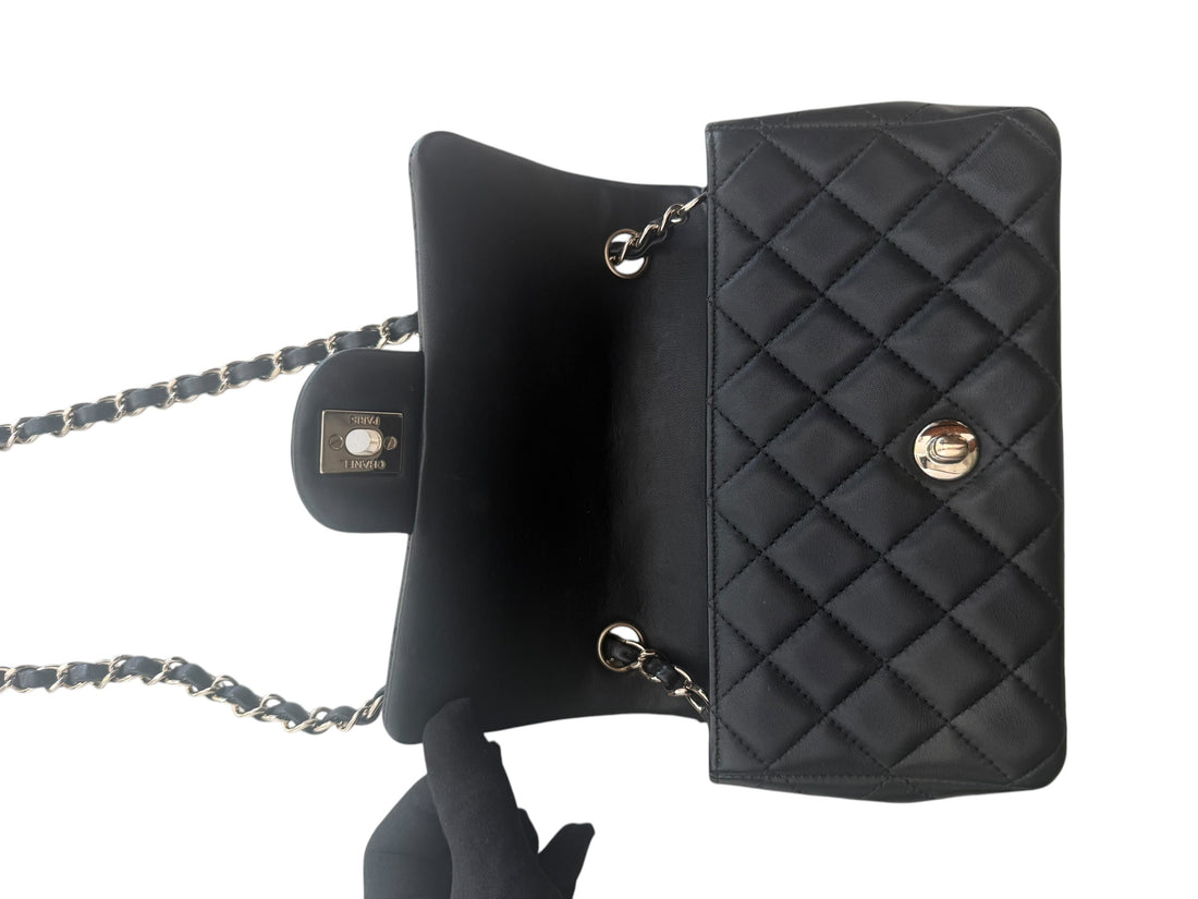 Chanel Mini Rectangular Classic Flap aus schwarzem Lamm-Leder mit light-goldfarbener Hardware ist eine zeitlose Ikone der Modegeschichte