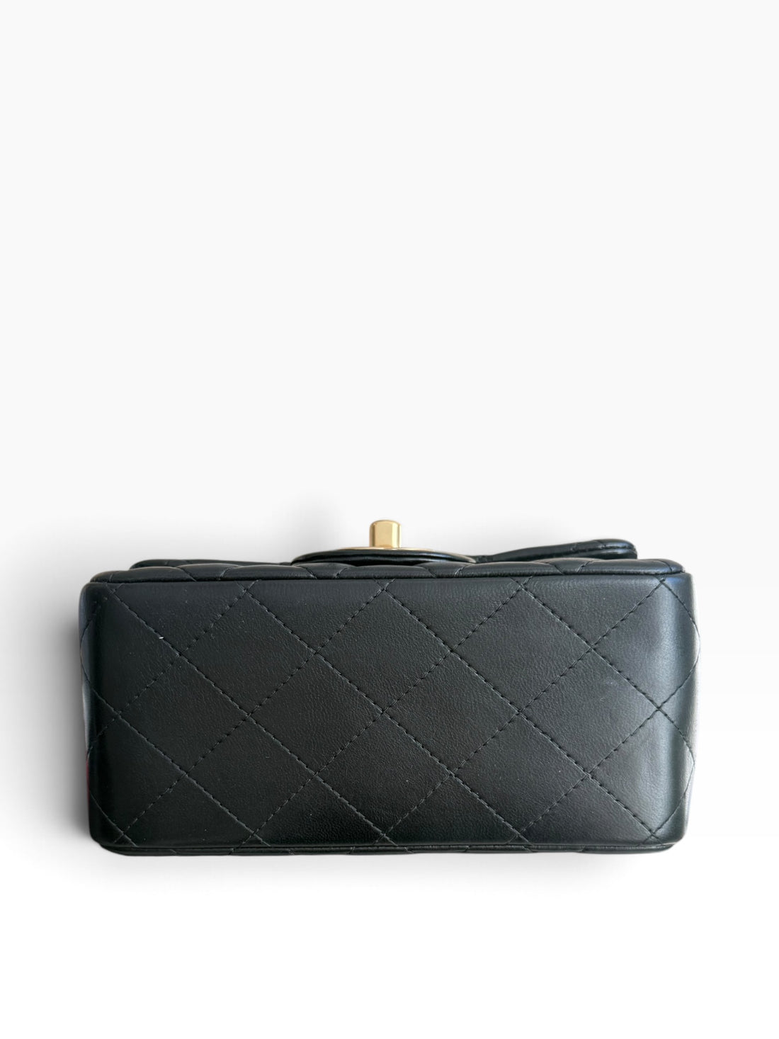 Chanel Classic Flap Bag Mini Square aus schwarzem Lammleder mit goldfarbenem Metall.