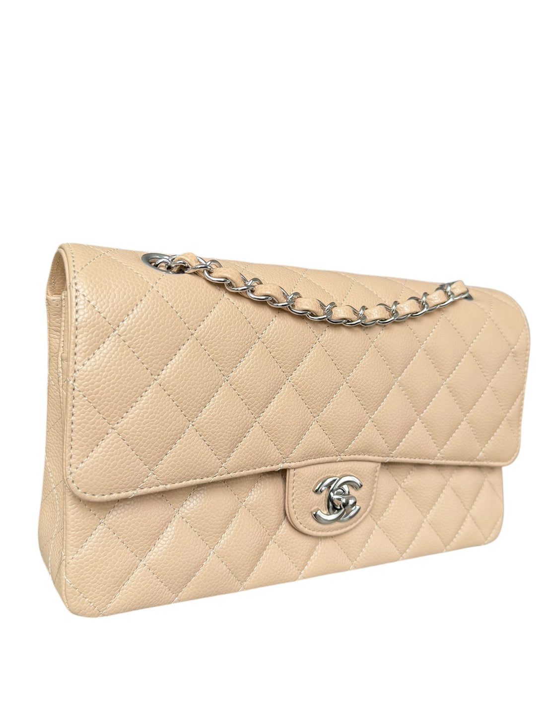 Chanel Classic Medium Double Flap Bag aus beigefarbenem Kaviar Leder und silberfarbener Hardware.