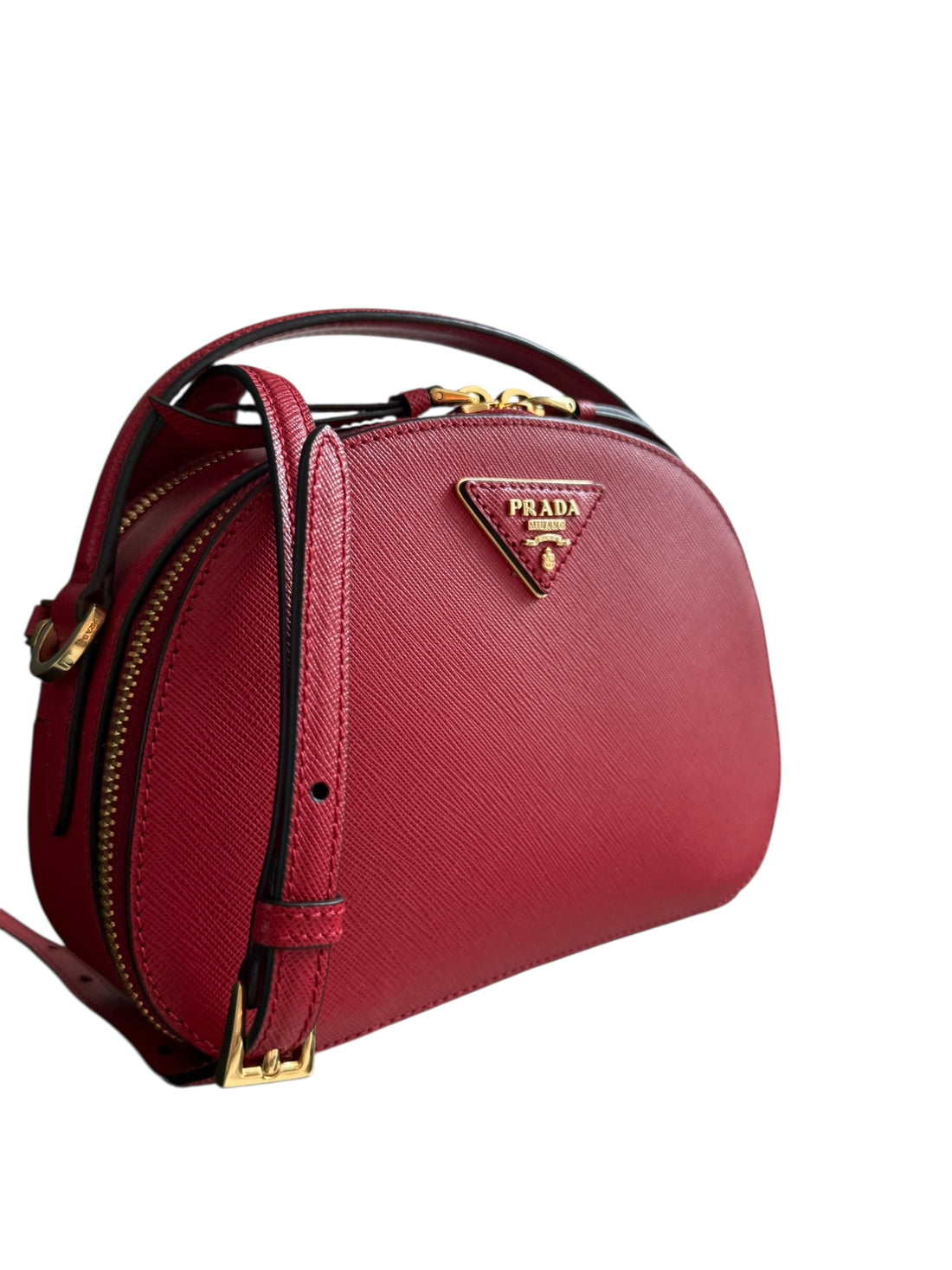 Prada Odette mit abnehmbarem und verstellbarem Schulterriemen in der Farbe rot Fuoco aus Saffiano Lux Leder